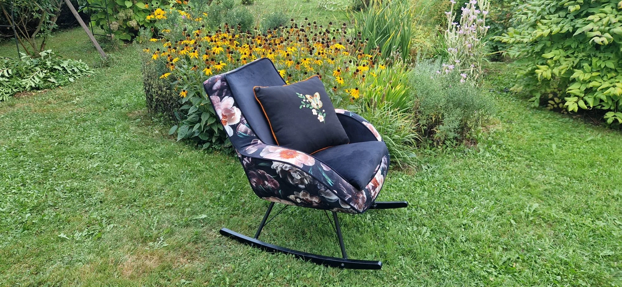 Stylowe meble tapicerowane i  drewniane do gabinetów i apartamentów hotelowych. Grzegorz Jurek stolarz tworzy unikatowe biurka oraz lady na wymiar. Profesjonalne projekty i montaż mebli premium w Szczecinie.