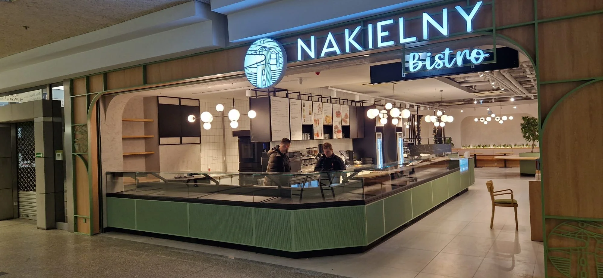 Meble drewniane na zamówienie do restauracji i kawiarni. Grzegorz Jurek stolarz: stylowe lady, stoliki i regały piekarnicze na wymiar. Realizacje w Krakowie, Warszawie i Wrocławiu dla branży HoReCa w całej Polsce.