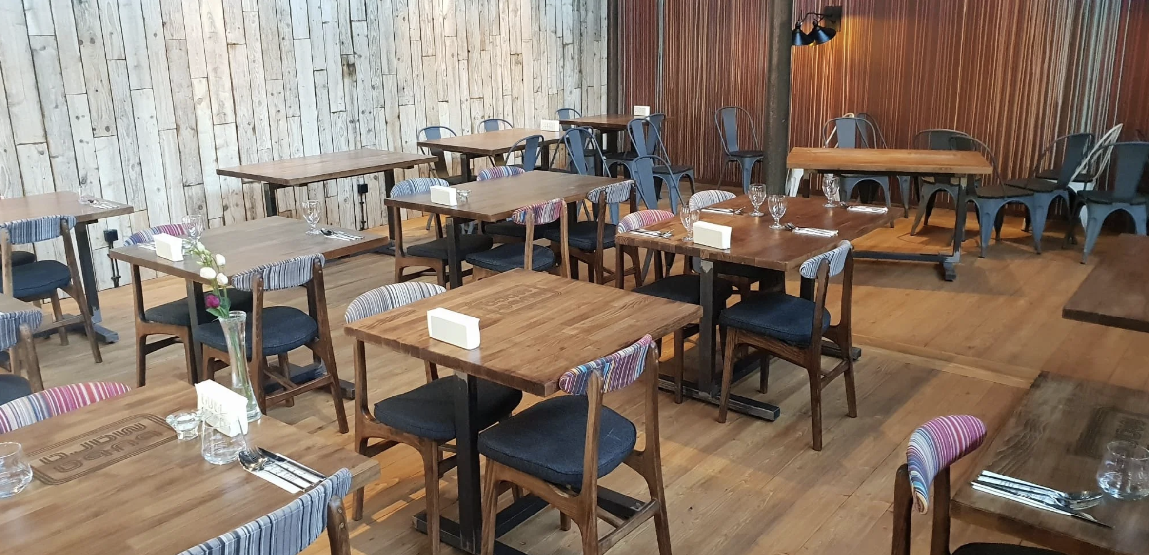 meble na zamówienie kuchnia biuro restauracja bar salon stolarz Kraków Warszawa Wrocław Gdańsk kompleksowe usługi stolarskie projekty na wymiar z drewna
