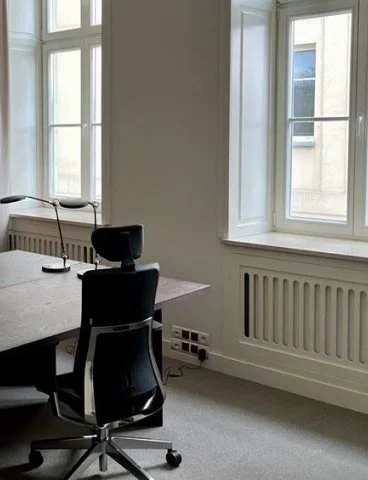 Meble na indywidualne zamówienie do salonu i sypialni. Jako doświadczony stolarz oferuję precyzyjne wykonanie i nowoczesny design. Zamów solidne meble drewniane z montażem we Wrocławiu