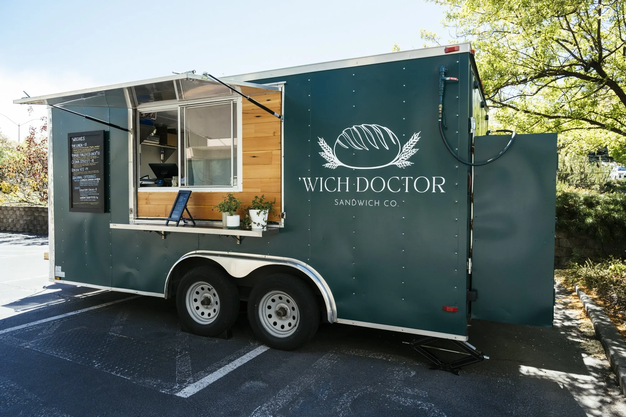 cute food truck serving sandwiches in bend oregon