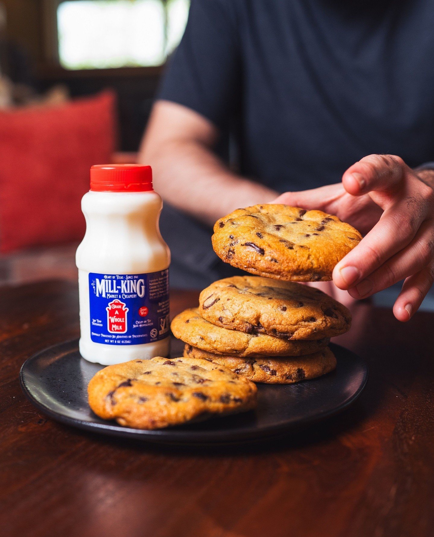 We're serving up only the best with @milkkingmilk. Pasture raised and grass-fed cows. No GMOs, hormones, additives or antibiotics. Low-temp pasteurization preserving as many of the natural enzymes and nutrients as possible. ⁠
⁠
And ofc you have to pa
