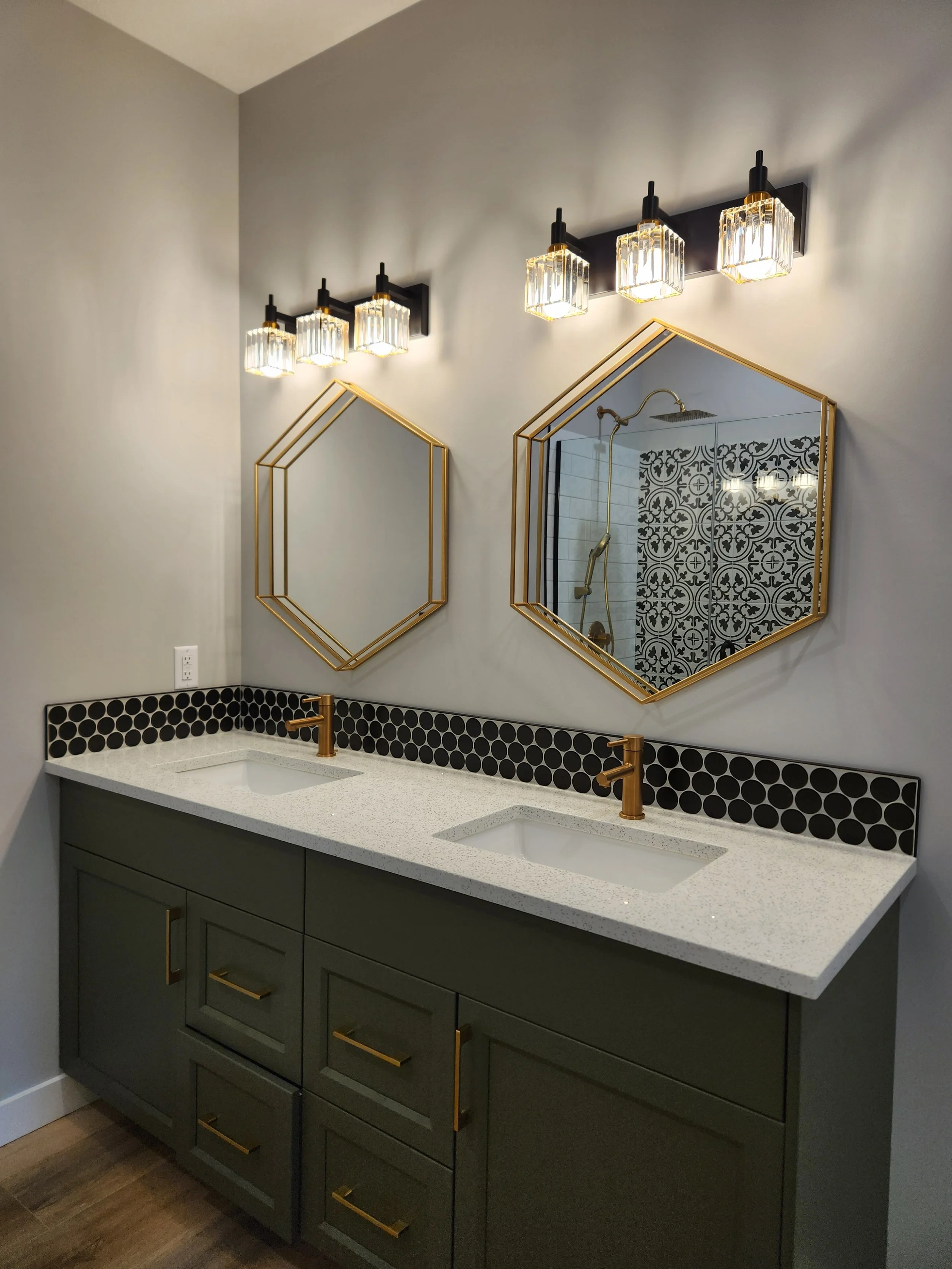 709 ensuite vanity.jpg