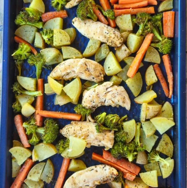 Kitchen Fridays are teaching us about food safety, essential and safe kitchen practices, and how to pay close attention to details when following recipes 🧑🏼&zwj;🍳

Our weekly tradition is going strong! 
Can you guess what we&rsquo;re making tomorr