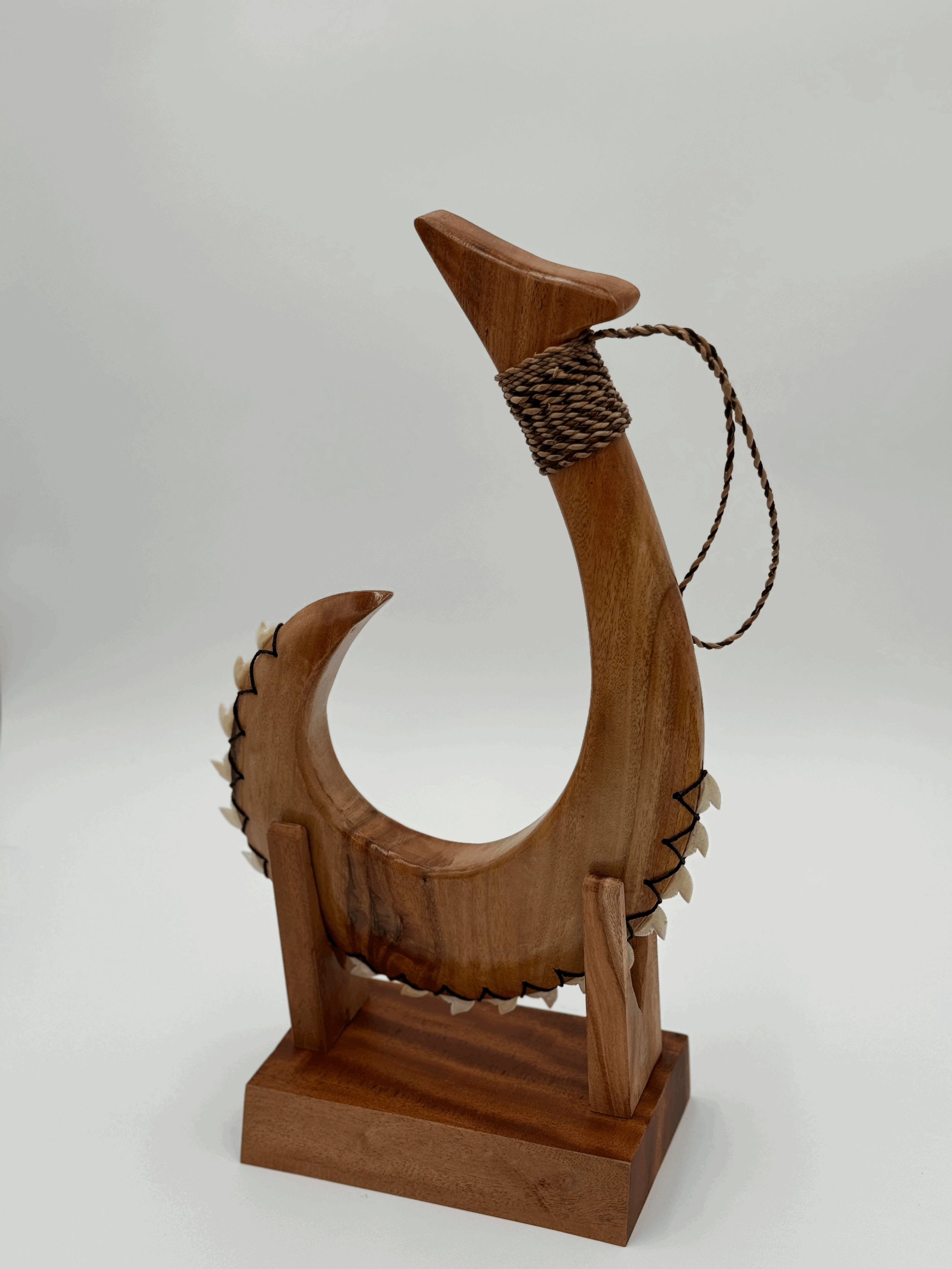 (AX6) Fishhook Leiomano with Shark-teeth and Engraving