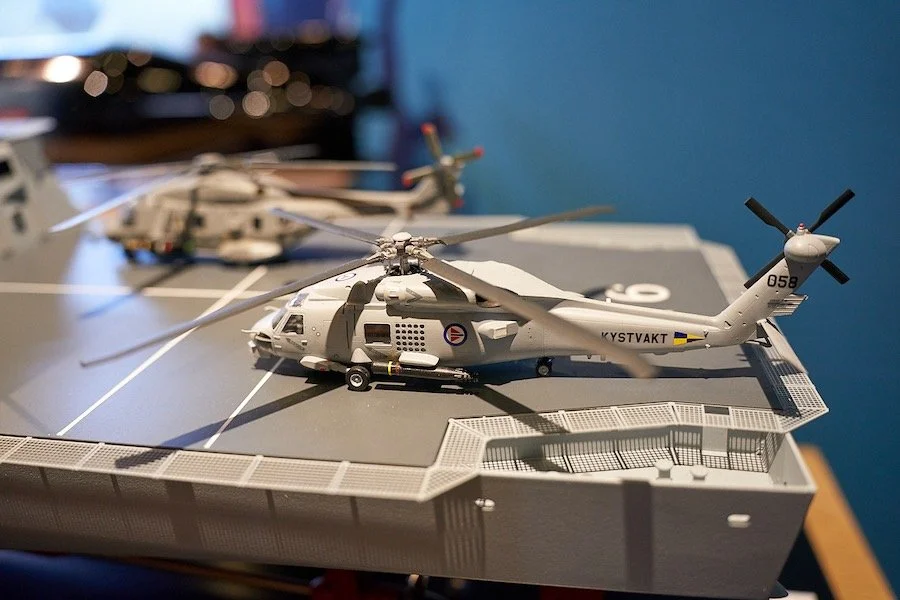 Modell av Lockheed Martin MH-60R helikopter på helikopterdekk på Type 26 fregatt