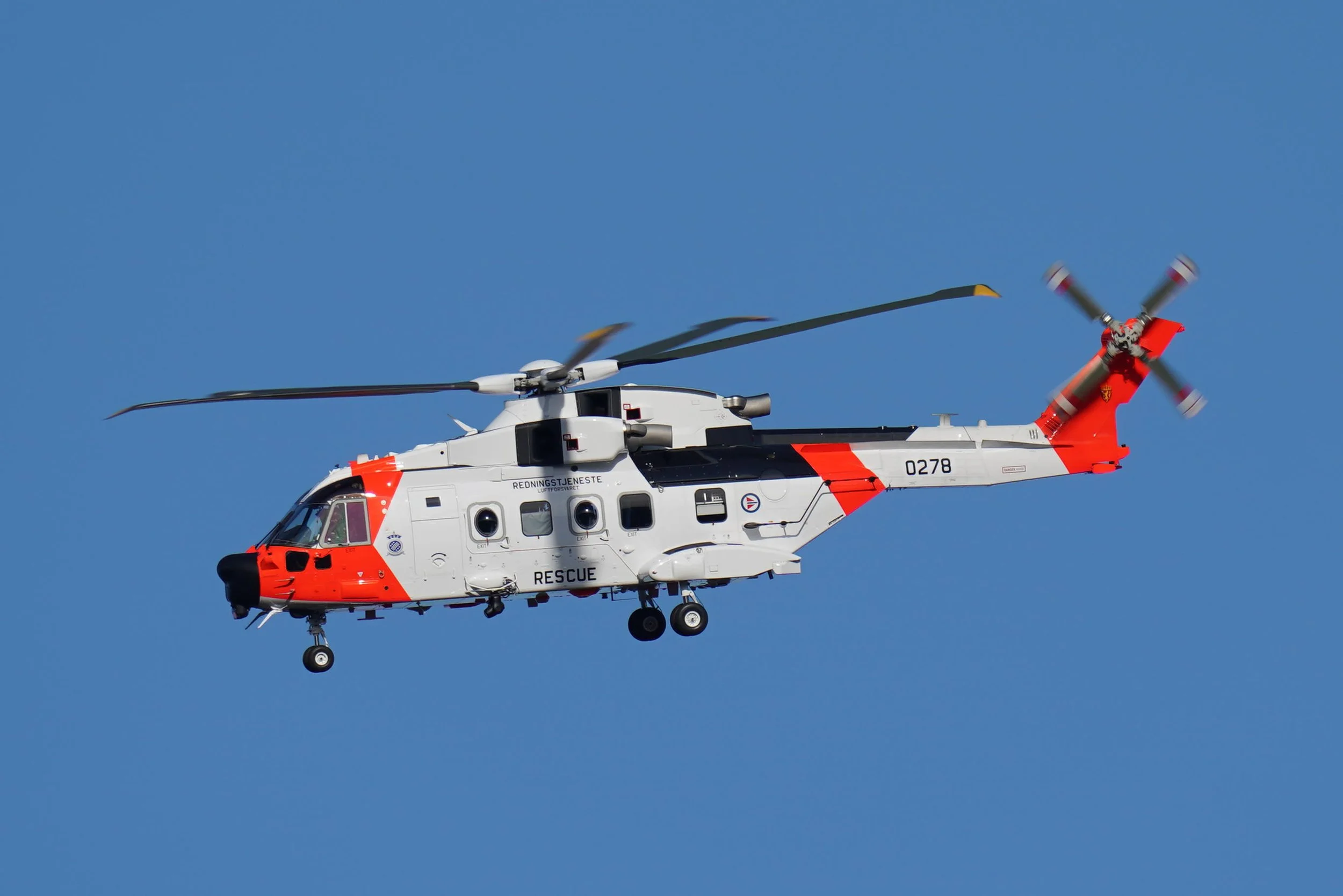 Leonardo AW101 SAR Queen under innflyging til Kjeller flyplass.