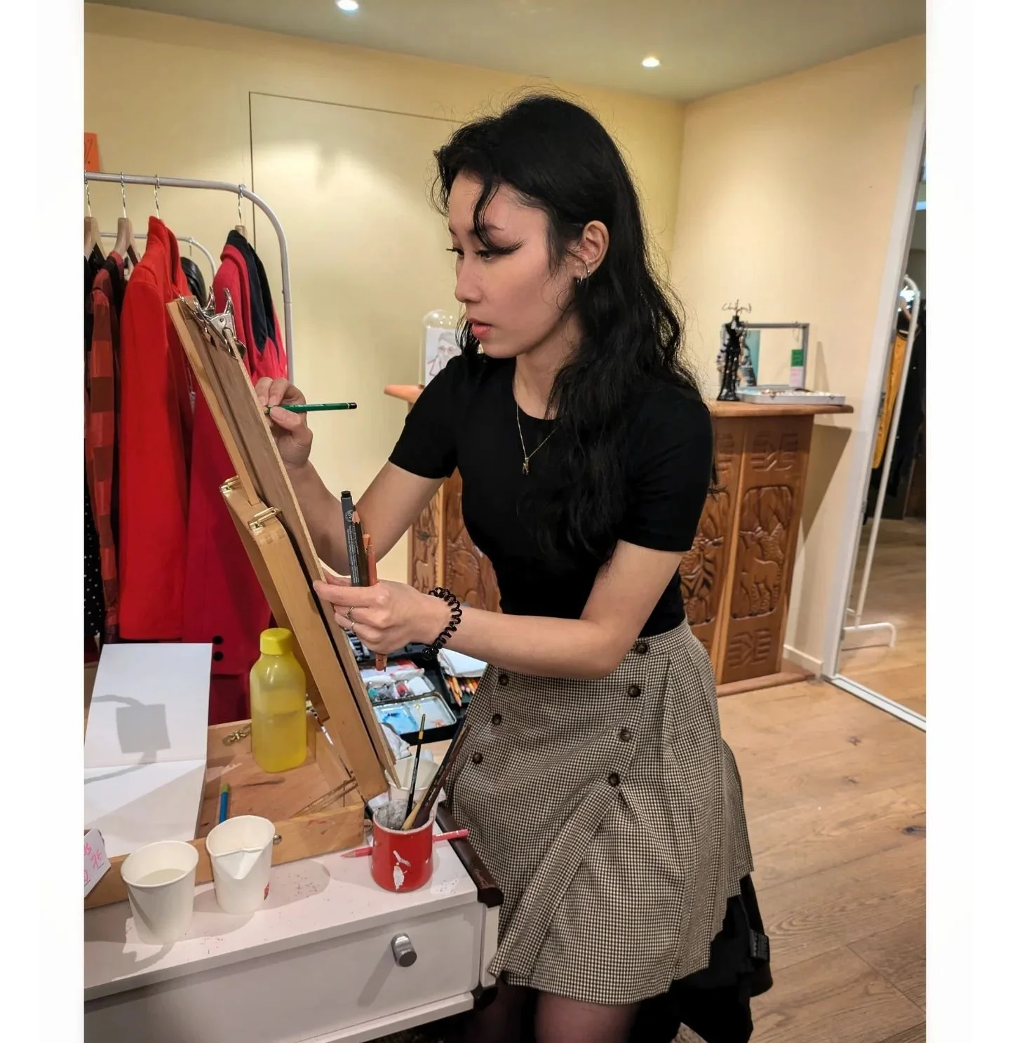 Hier &agrave; l'occasion de la fermeture de la boutique physique de @1150_vintage j'ai dessin&eacute; les portraits des clients en live.

C'&eacute;tait mon tout 1er live et j'ai ador&eacute; l'exp&eacute;rience ! Dessiner des mod&egrave;les vivants 