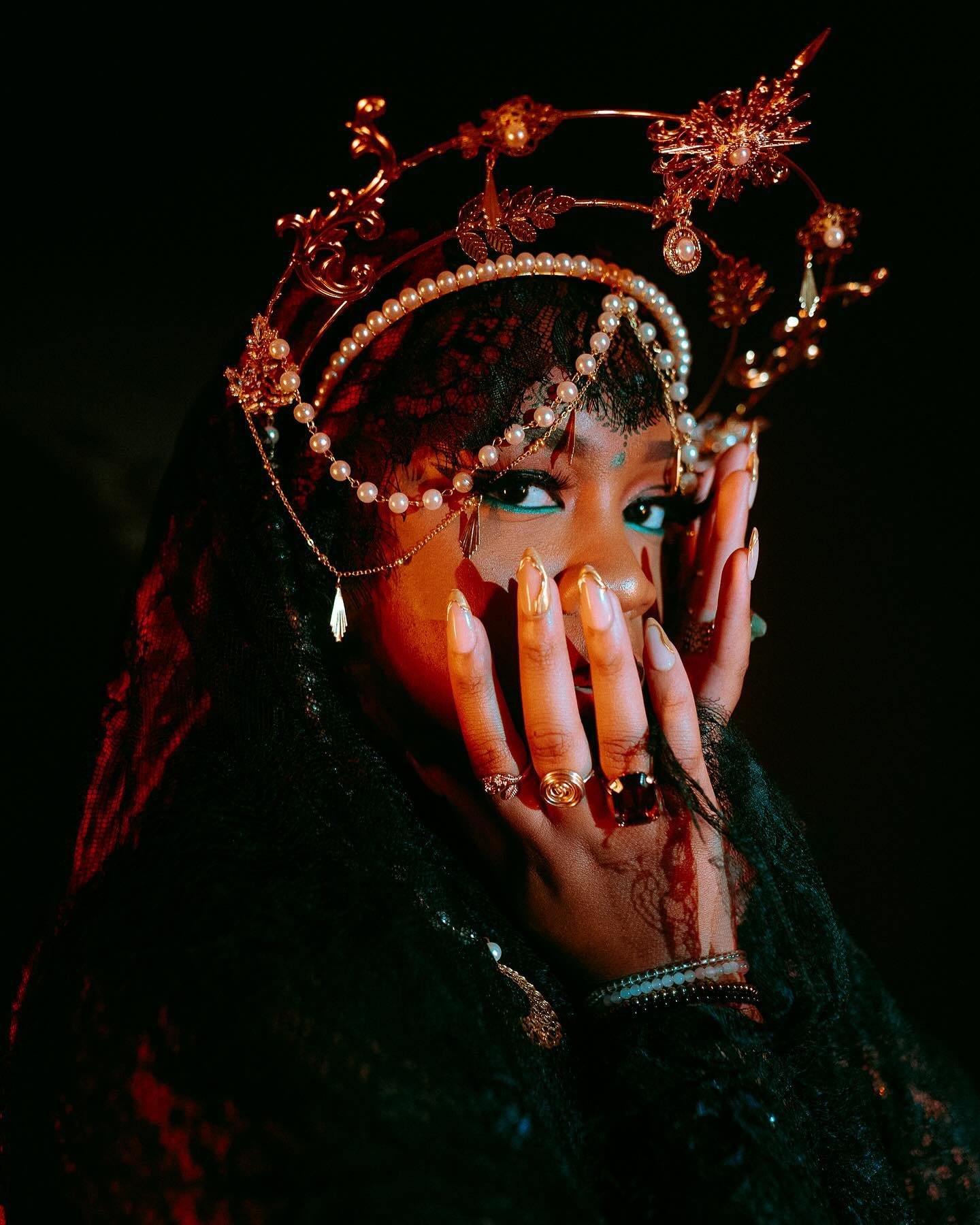 THE HIGH PRIESTESS 🔮

So excited to finally share these 😍 featured in @iam.shalice Vibrancy Magazine ✨ the mystical queen herself! 

muse @iam.shalice 
studio @nine19studio 
shot on @sonyalpha @sonyalphafemale