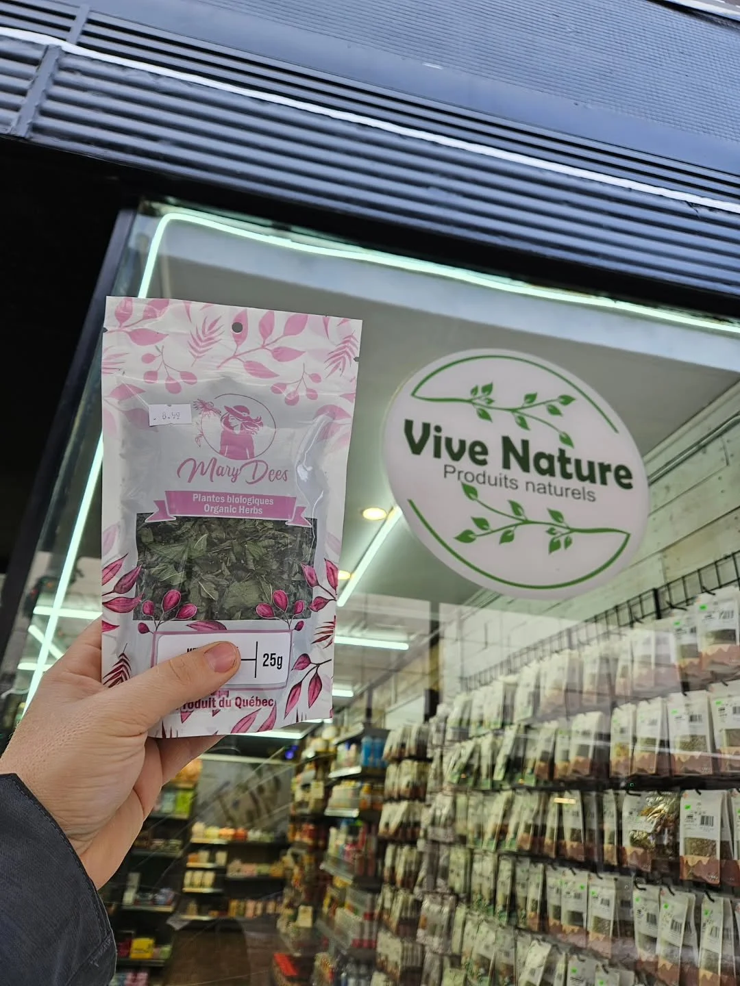 Nos herbes sont maintenant disponibles chez @vivenaturemtl !

🌱🫖✌️ 

Our herbs are now available at Vive Nature!

#herboristerie #tisane #herbaltea