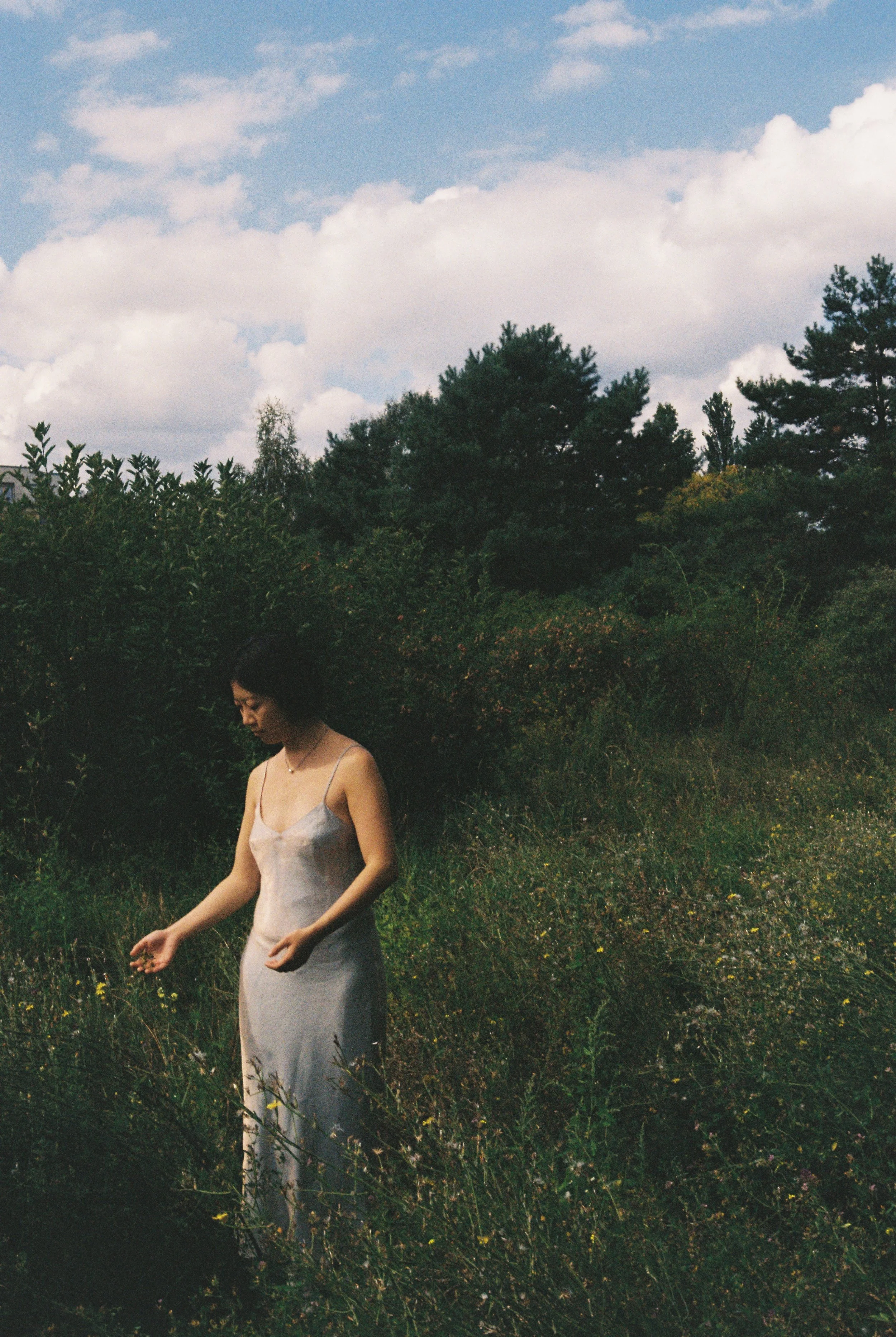 Shasha, Reiki-Meisterin und Lehrerin aus Karlsruhe, verbunden mit Natur und Heilenergie