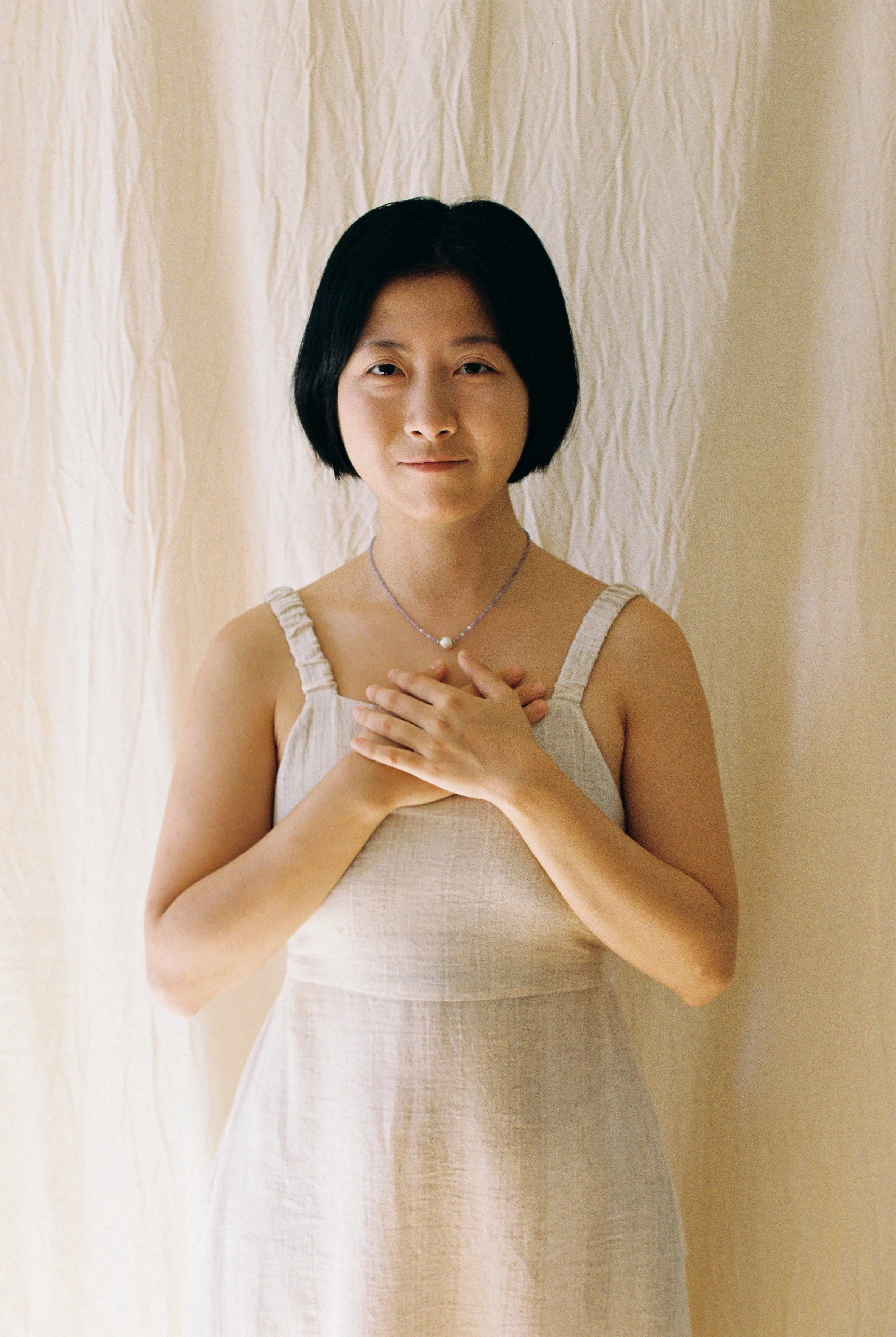 Portrait von Shasha, Reiki Meisterin in Karlsruhe, bietet Reiki Sessions an