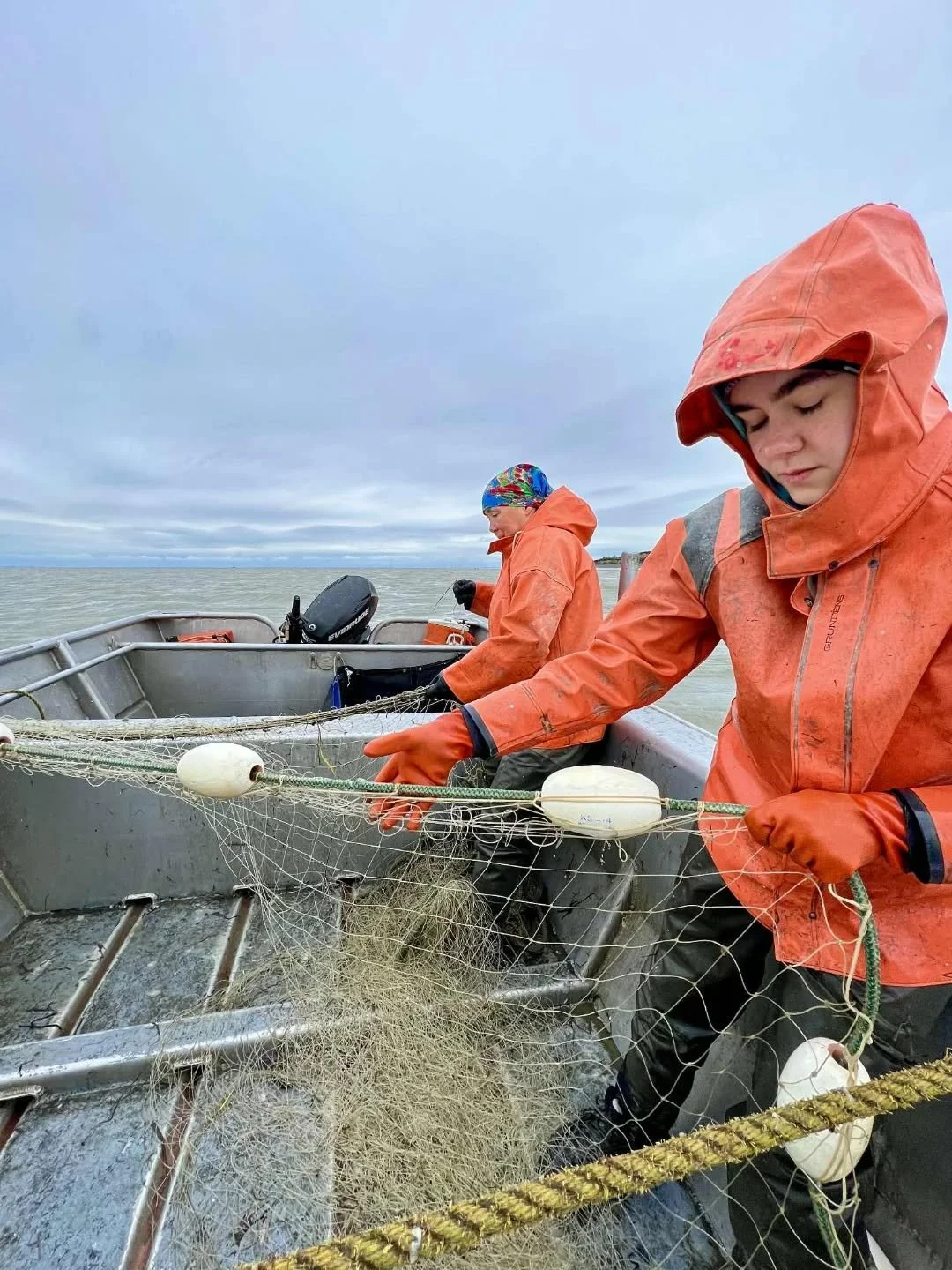 Turning it over to the next generation...
Throwback to the 2023 fishing season in Bristol Bay, where filmmaker @markdtitus accompanied Melanie Brown @fishwineski and her daughter Mari to film and fish sockeye through the night...
Melanie is an integr