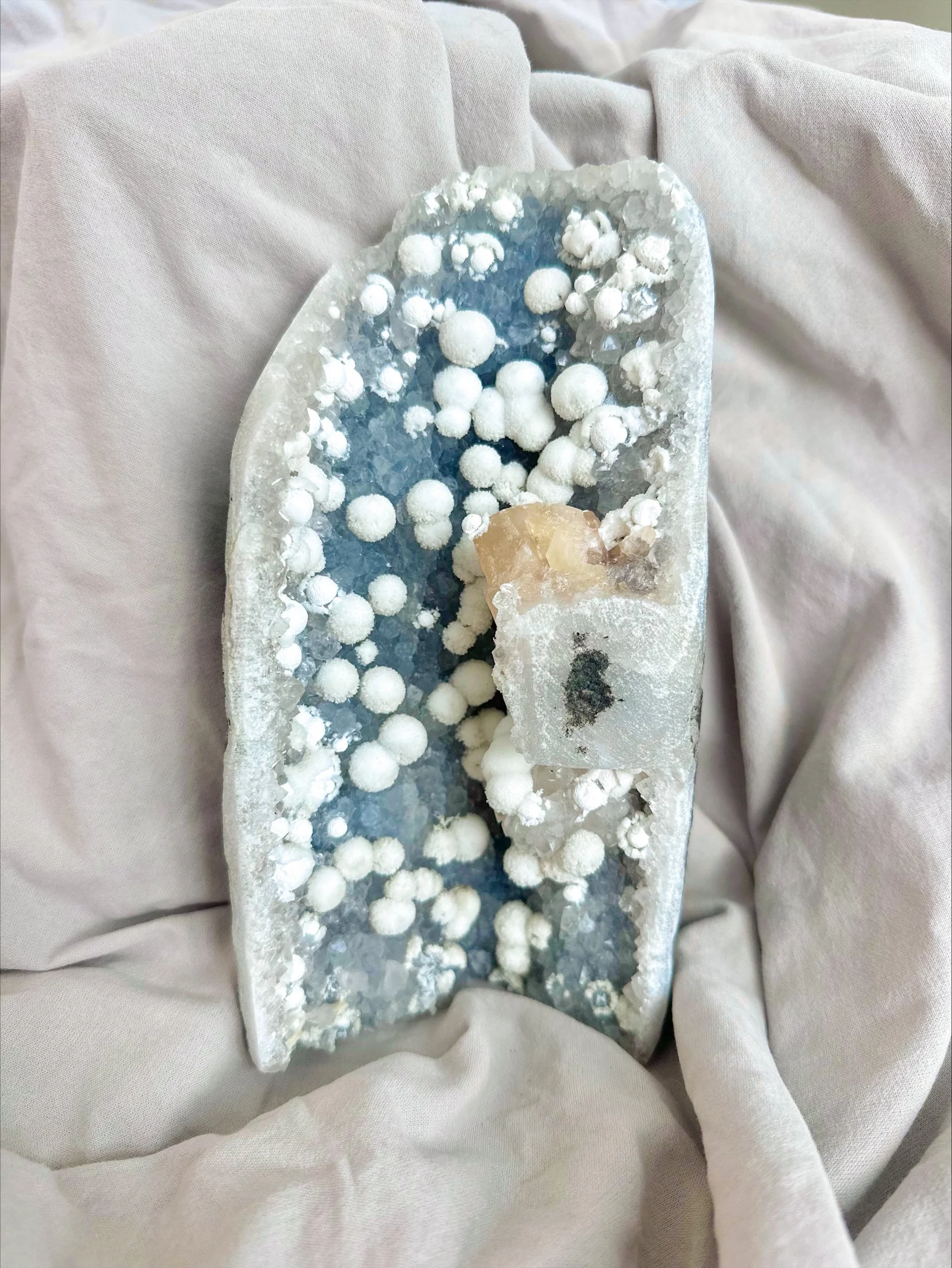 CALCEDÓNIA AZUL E NEGRA COM OKENITES & CALCITE