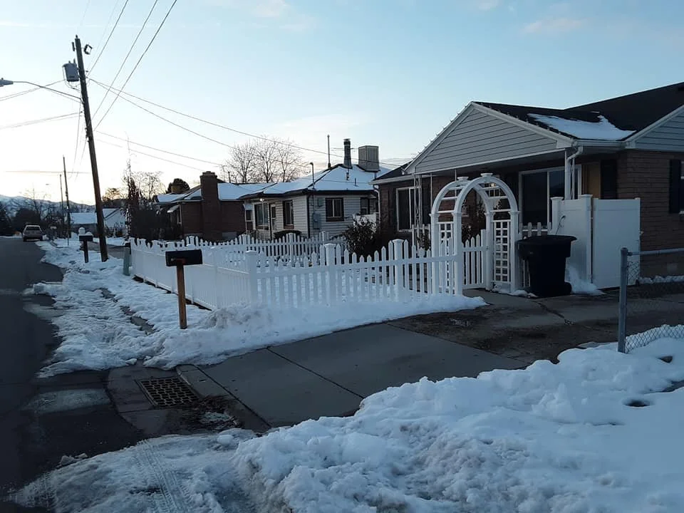 Vinyl Scalloped Picket.jpg