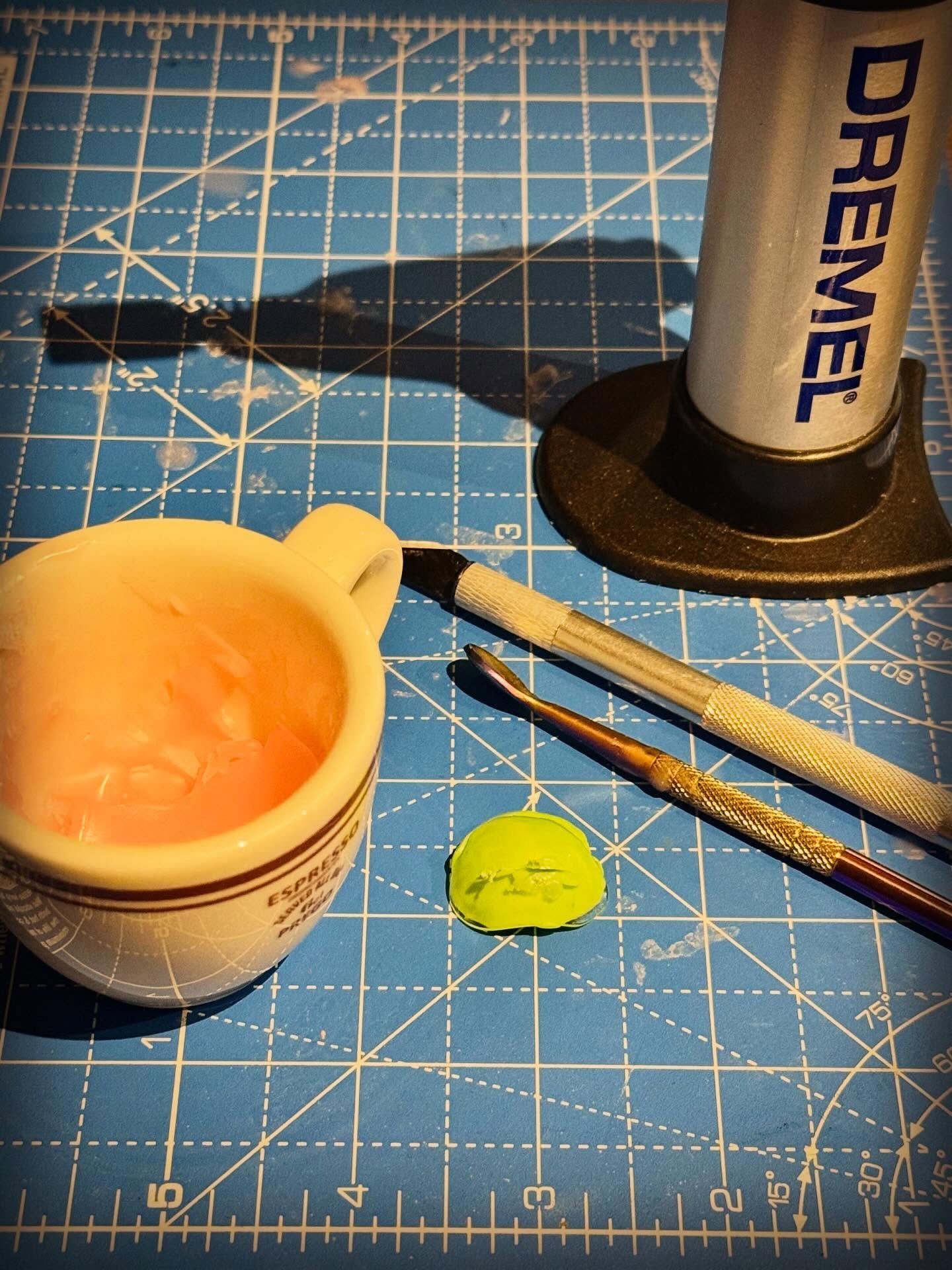 &ldquo;The Perfect Blend&rdquo; ☕️

I&rsquo;ve been trying to cut down on the #caffeine. Makes a perfect container for wax 👌🏻

(Not an ad for Dremel😂)

#prosthesis #wax #artificialeye #eye