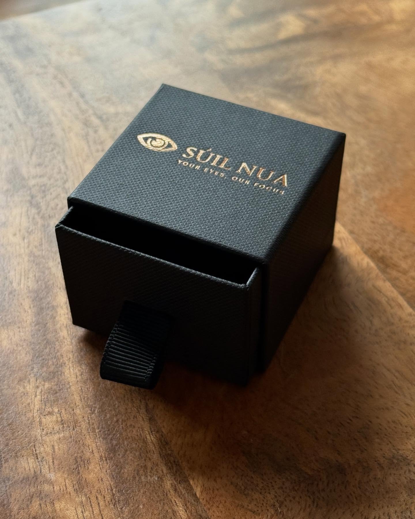 A little nicer than a white plastic medicine box&hellip; 

FSC certified eco friendly eye catching box ❤️
.
.
.
#prosthetics #packaging #eye #details
