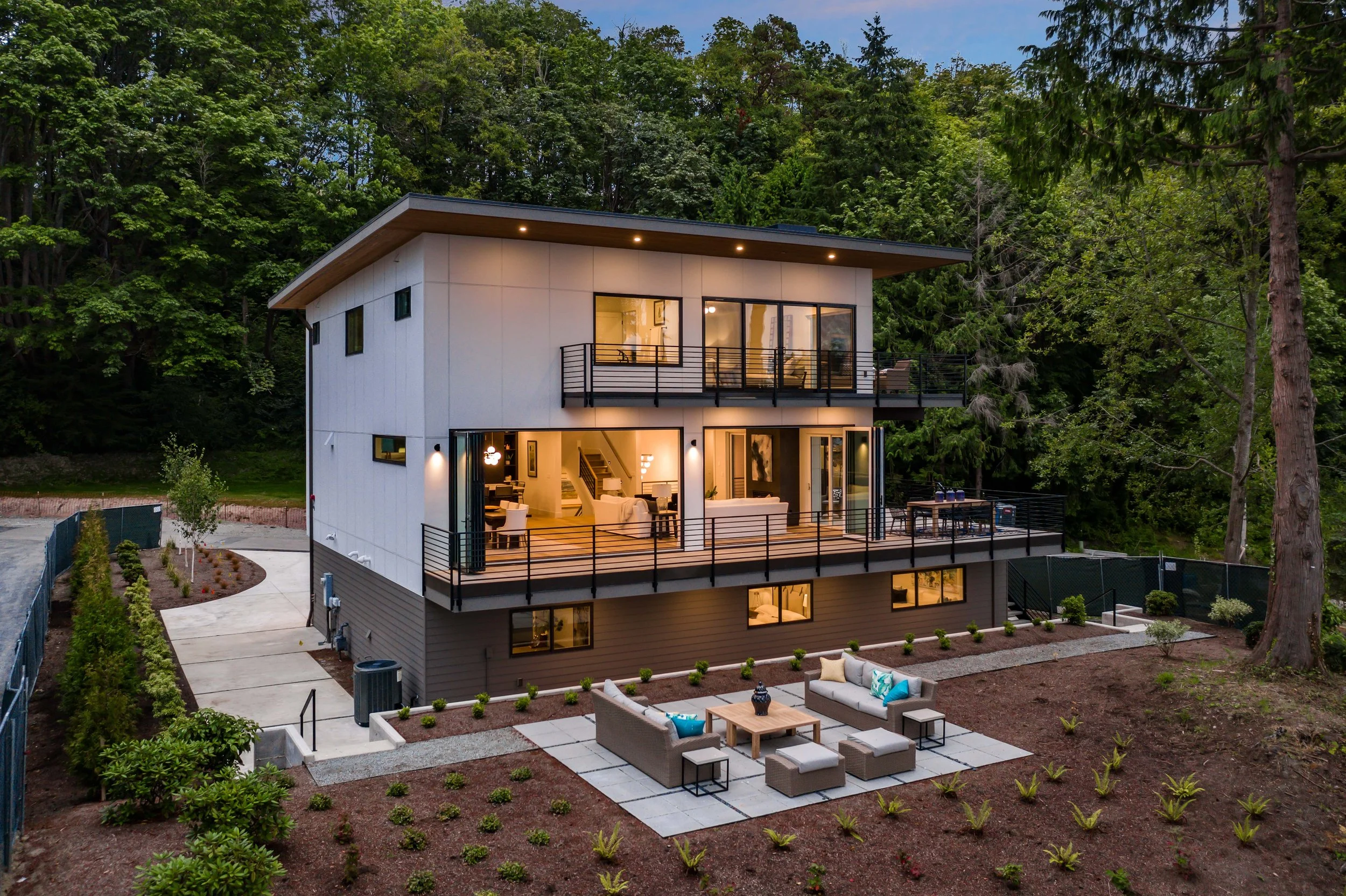 5616 Beach Dr (Seattle) - Extra MLS (8 of 11).jpg
