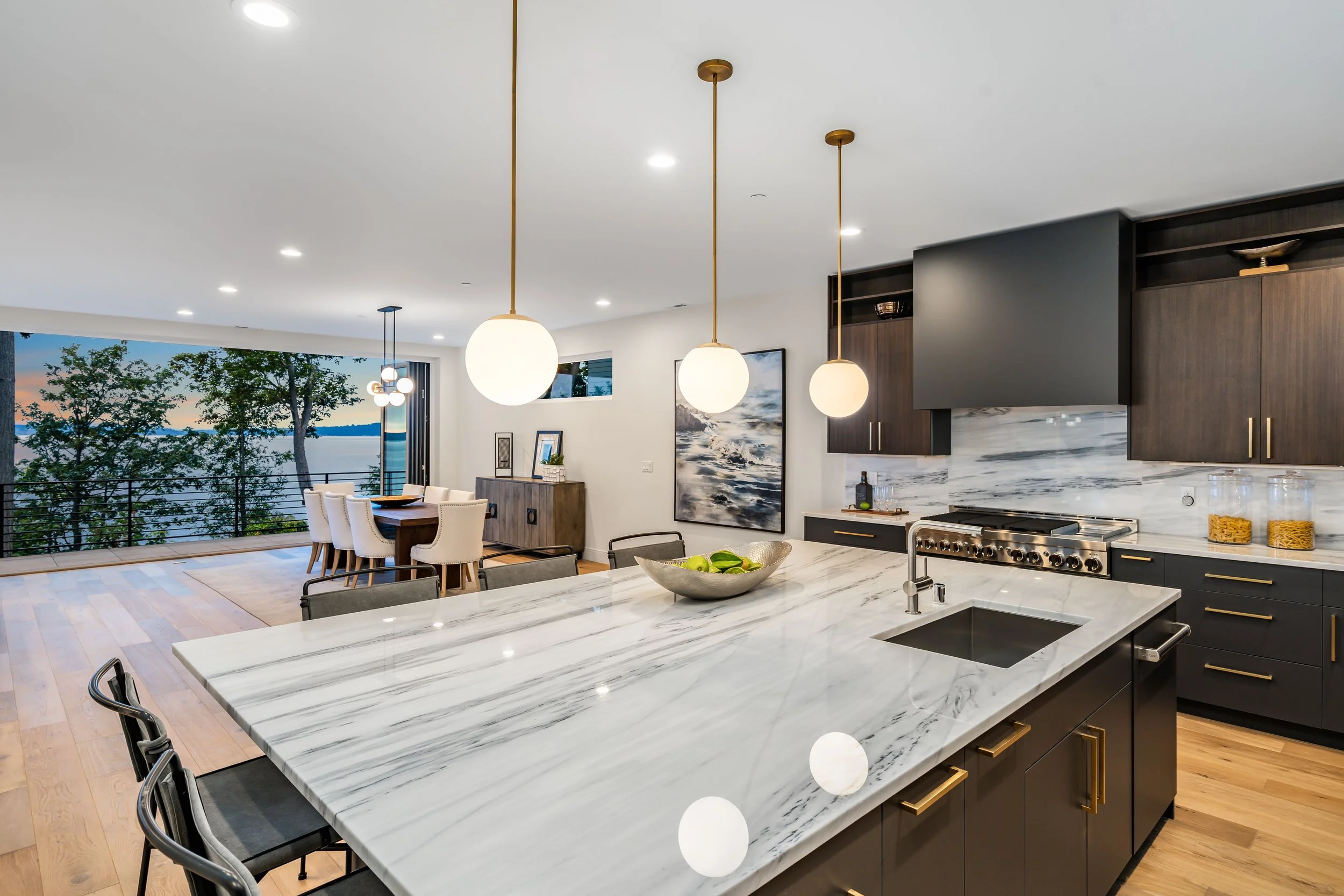 5616 Beach Dr (Seattle) - Extra MLS (6 of 11).jpg