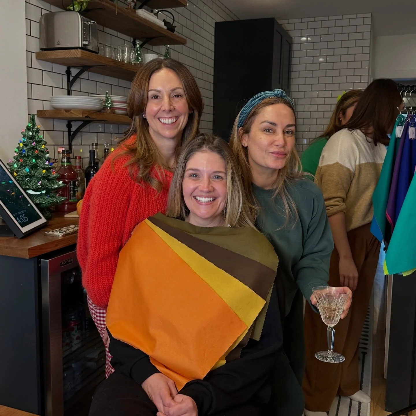 Friends, fun, and a little color magic 🎨✨ Celebrating the season in style with our favorite palettes at this festive holiday gathering! 

Ready find out what your best colors are? 

Book your color analysis with us! 💕

LINK IN BIO ⬆️

For Groups/Ev