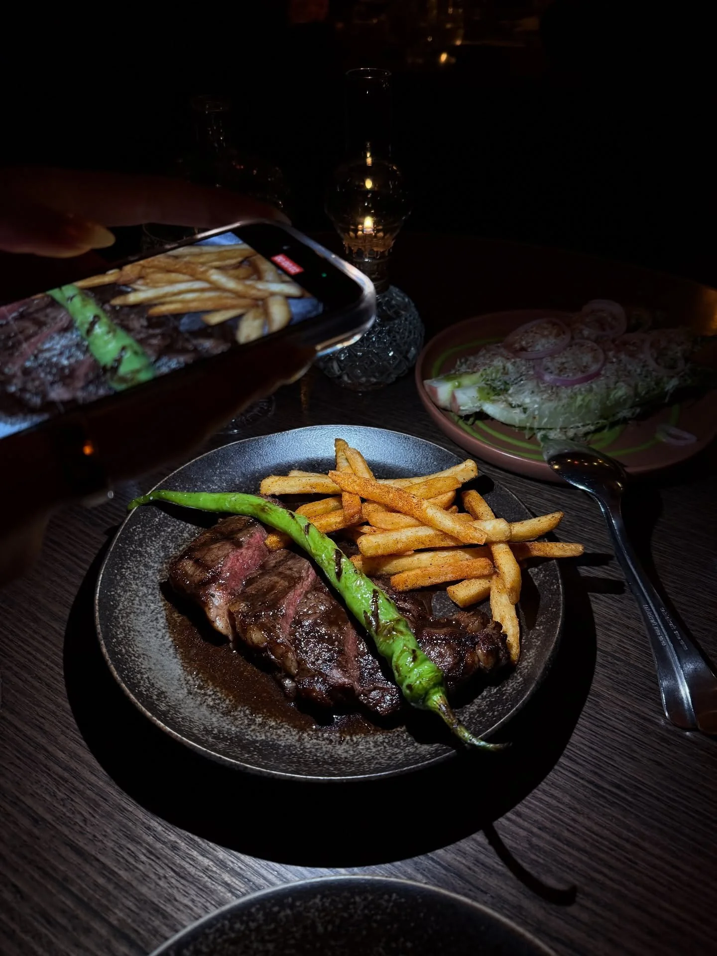 HUMP DAY EATS
📍 @mesaverde_ Melbourne VIC 3000
🥩 $30 Steak Night every Wednesday
🔪 250g Grass Fed @oconnorbeef 
🔥 Includes chippies, salad & sauce choice 
⭐️ Overall Steakbabe Rating 4.5 Stars 
See our Wednesday highlights for all the rate