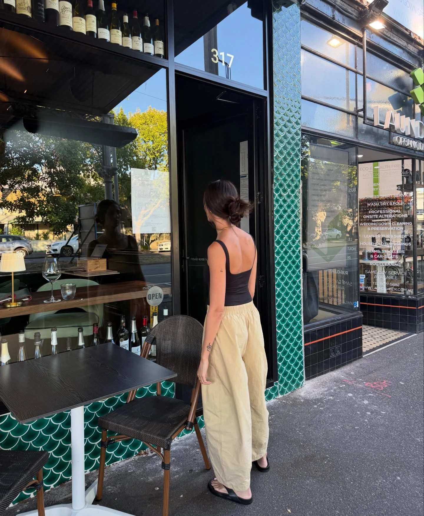 TREAT YOURSELF 🥩

📍 @the.gilroy Port Melbourne VIC 
🥩 800g Cape Grim Rib Eye
🔥 Part of their butchers cut of the week at $165
❤️&zwj;🔥 5 star sauces, creamy peppercorn, jus &amp; b&eacute;arnaise 
🍷 Many vinos at $15 or indulge in their cellar 