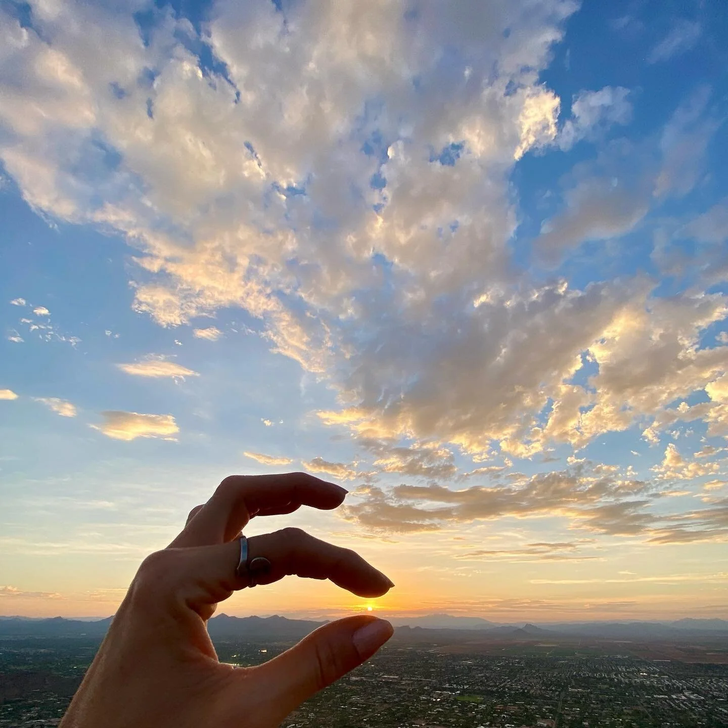 winter &mdash;&gt;&gt;&gt; summer solstice 🚀 omw to longer days + oodles of sunshine lovin&rsquo; x's + o's ✨💖💫
*
*
*
*
*
*
*
*
#onrunning #runonclouds #happydance
#wintersolstice #omw #summersolstice
#lanternfestival #nofilter 
#homefortheholiday