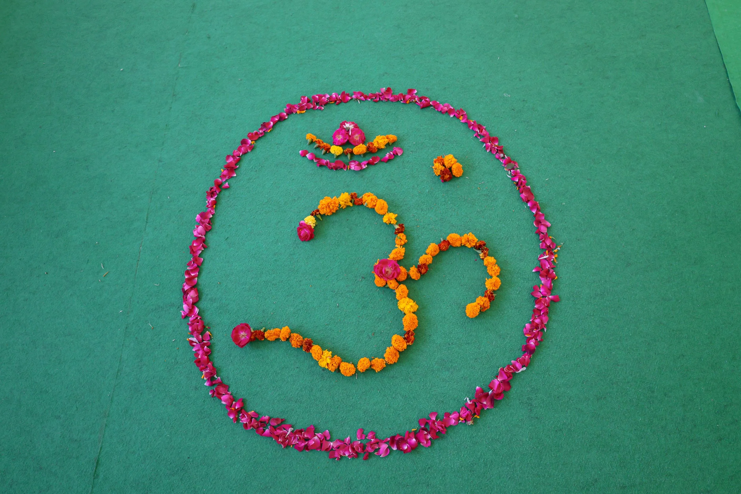 Pourquoi chantons nous le AUM ou “OM” au début/à la fin des cours de Yoga ? 