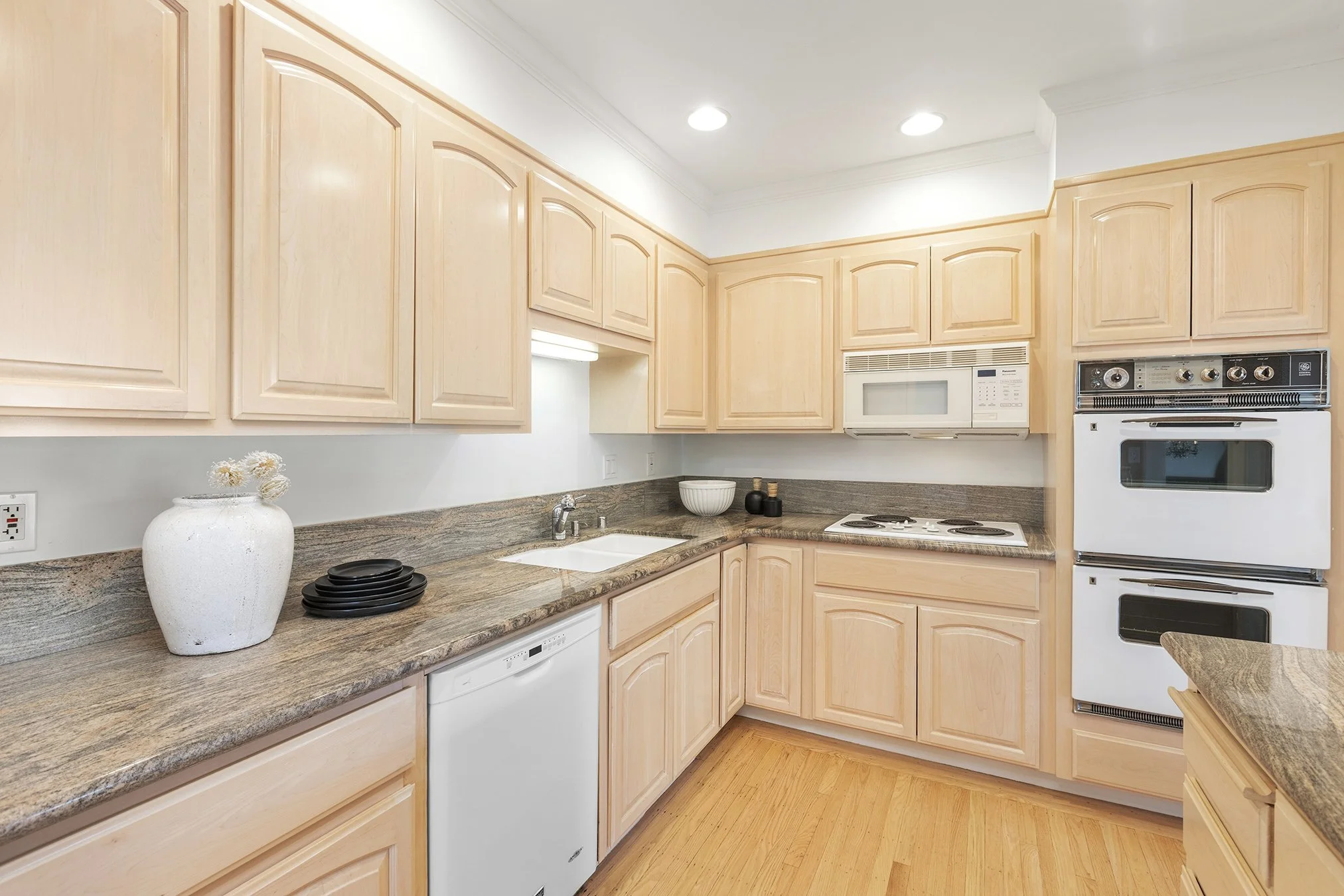 1270SandHill Kitch2.jpg