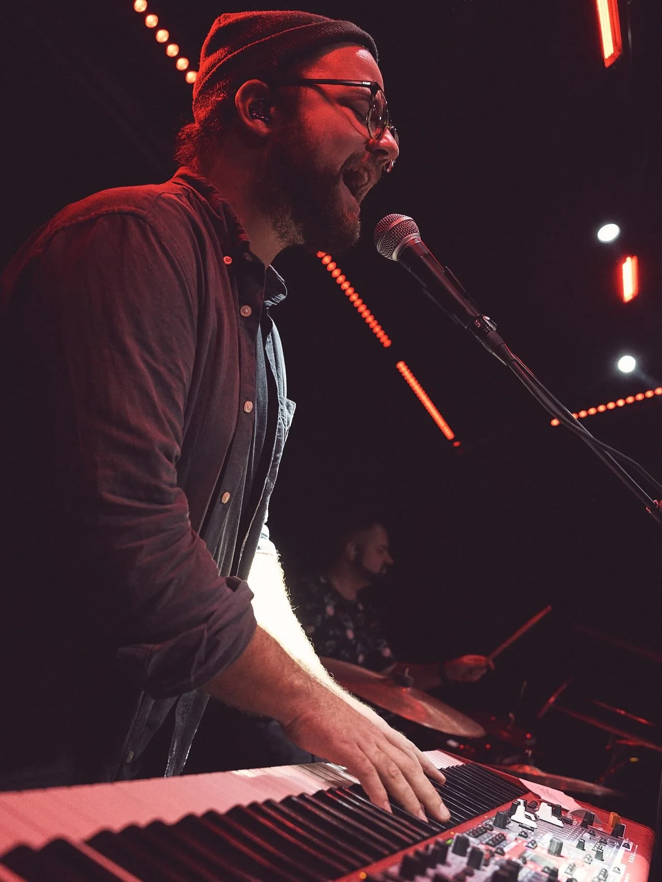 keys, synth, vocals, homepage, songwriting, demos &hellip; @bendeiss_music ist eigentlich &uuml;berall am start🔥
- so dankbar f&uuml;r die jahre, die wir jetzt schon gemeinsam musik machen! 🫶🏼

📸 @iza.rocks 

#keys #liveband #musikaus&ouml;sterre