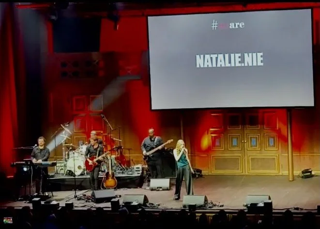 ein unglaublich sch&ouml;ner und unvergesslicher Abend bei #weare - starke Stimmen, starke Frauen zum @worldwomensday 🩷🩷🩷

1. was f&uuml;r ein Traum, im @globewien auf der B&uuml;hne zu stehn
2. DANKE @virginiaernstofficial f&uuml;r diese tolle Ve