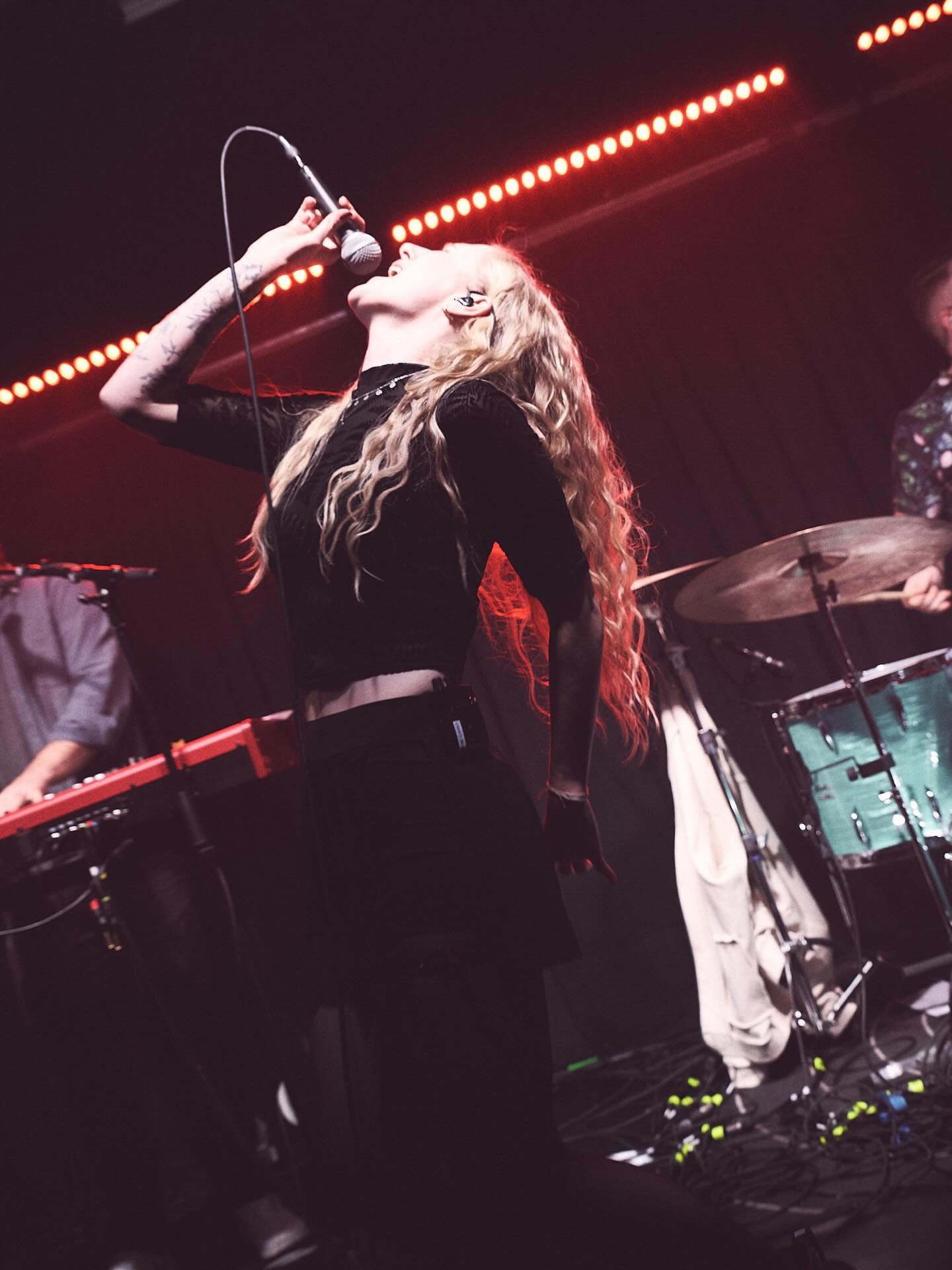 Danke @iza.rocks f&uuml;r die mega fotos! 🫶🏼 und dass ich mich nicht entscheiden kann, welches ich als n&auml;chstes herzeig 😅 
#deutschpop #musikaus&ouml;sterreich #originalmusic #liveonstage