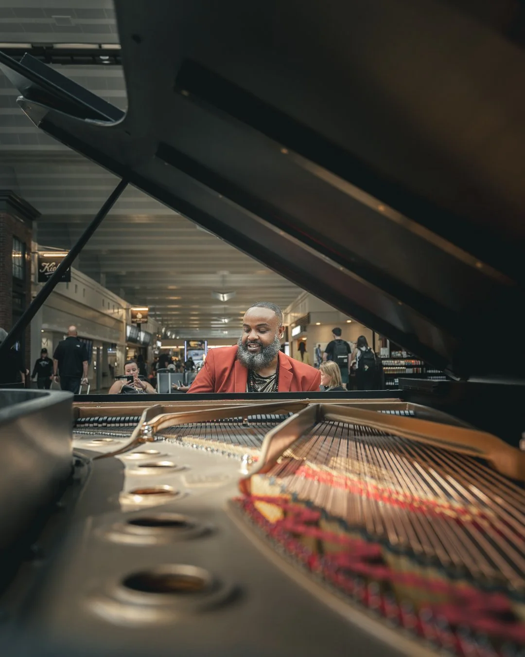 Musician-David-Billingsley-at-Minneapolis-Airport-Journomadic-Travel-Photography-Music-Photography-4.jpg