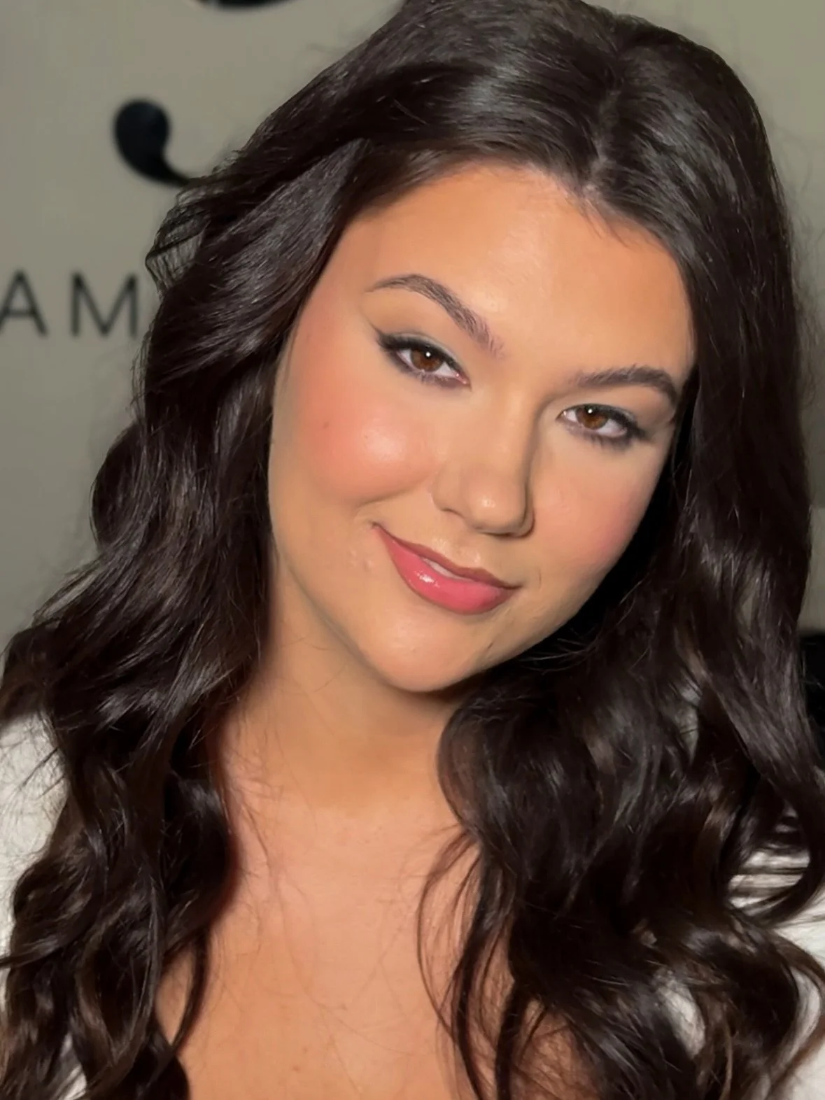 Sultry, skin-focused glam 🖤 You do not have to compromise your glow for longevity. This look is fully set with a combination of powders, yet it still gives a glow from within finish.

Ready to book your glam session. Click the link in my bio to secu