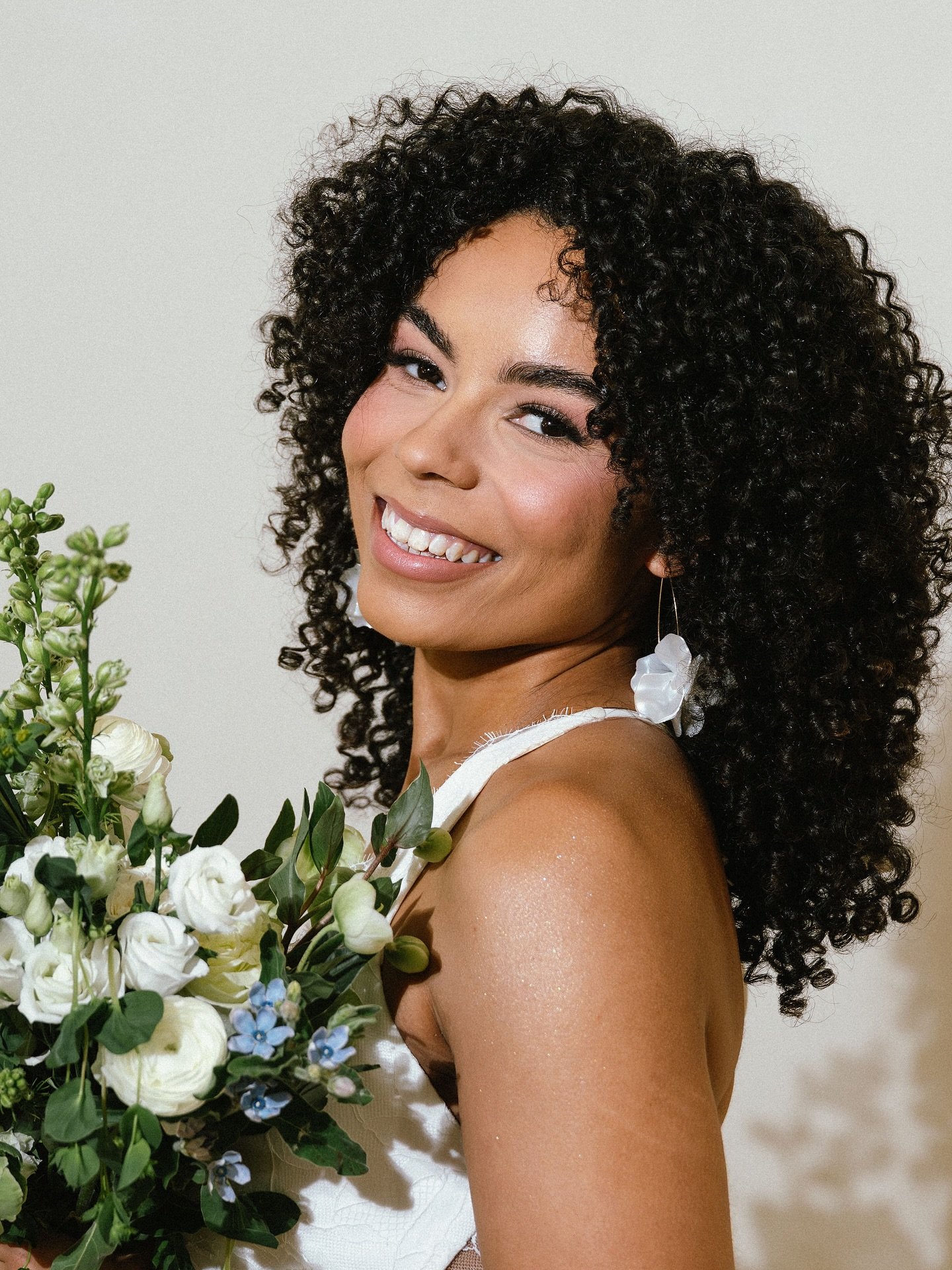 For the modern bride 💍 who wants to be on trend but timeless.

Model: @k.a.s.36 
Photography: @jordanrosemcdonald 
Dress: @theloveclubbridal 
Florals: @theblondiesblossoms 
Host: @offtheclockmi 
Venue: @thestudio_berkley 
.
.
#detroitmakeupartist #d