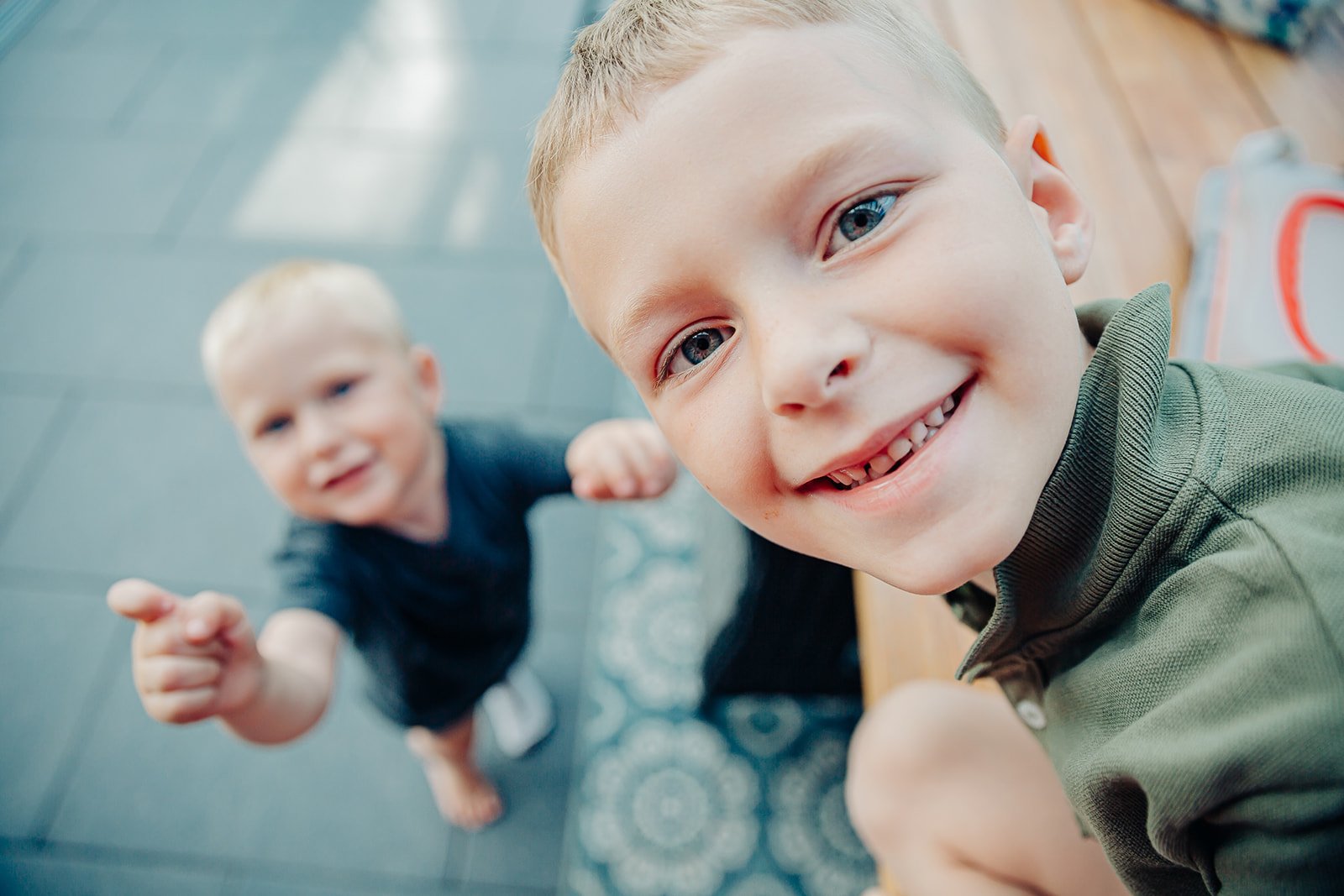 natuerliche-familienbilder-fotograf-familie-garten-antje-robbe_006.jpg