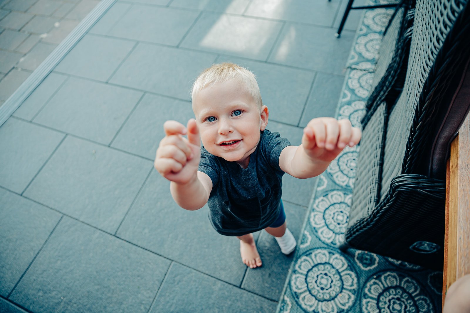 natuerliche-familienbilder-fotograf-familie-garten-antje-robbe_007.jpg