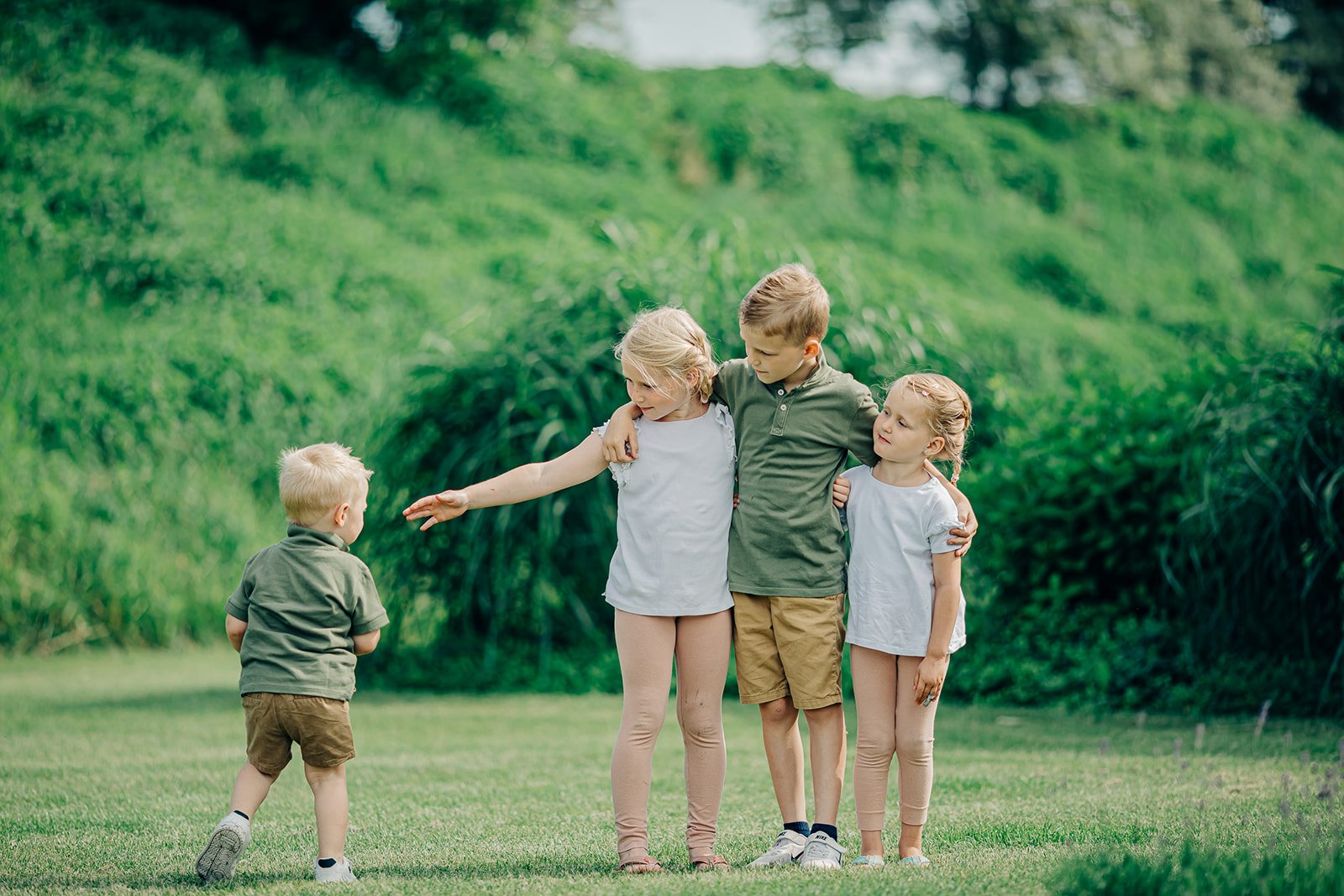 natuerliche-familienbilder-fotograf-familie-garten-antje-robbe_053.jpg