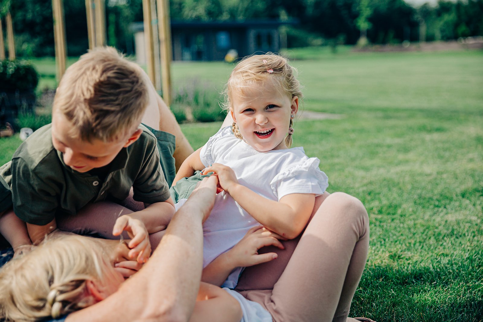 natuerliche-familienbilder-fotograf-familie-garten-antje-robbe_098.jpg