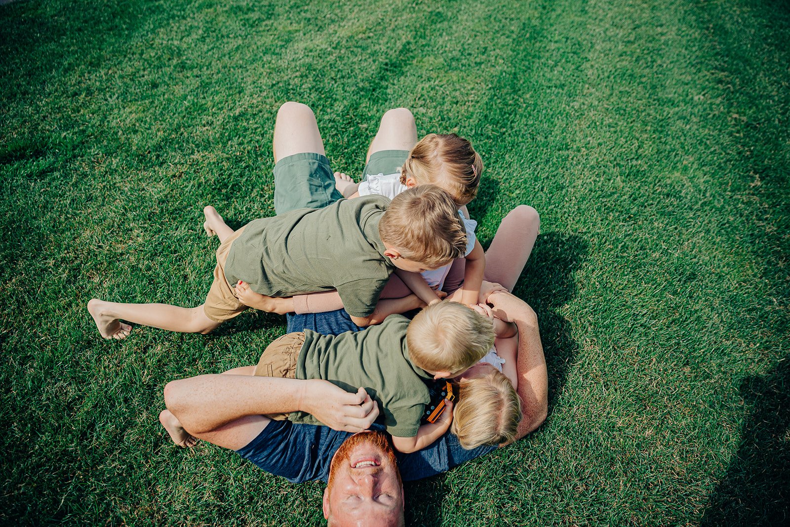 natuerliche-familienbilder-fotograf-familie-garten-antje-robbe_097.jpg