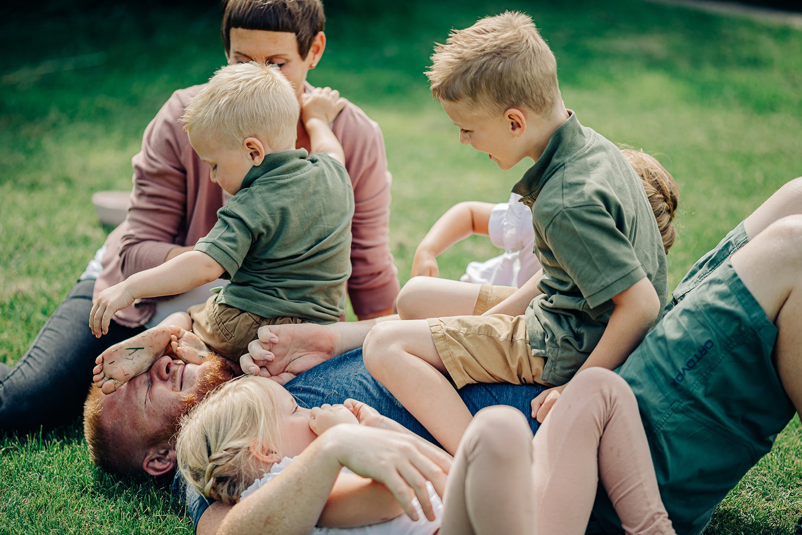 natuerliche-familienbilder-fotograf-familie-garten-antje-robbe_103.jpg