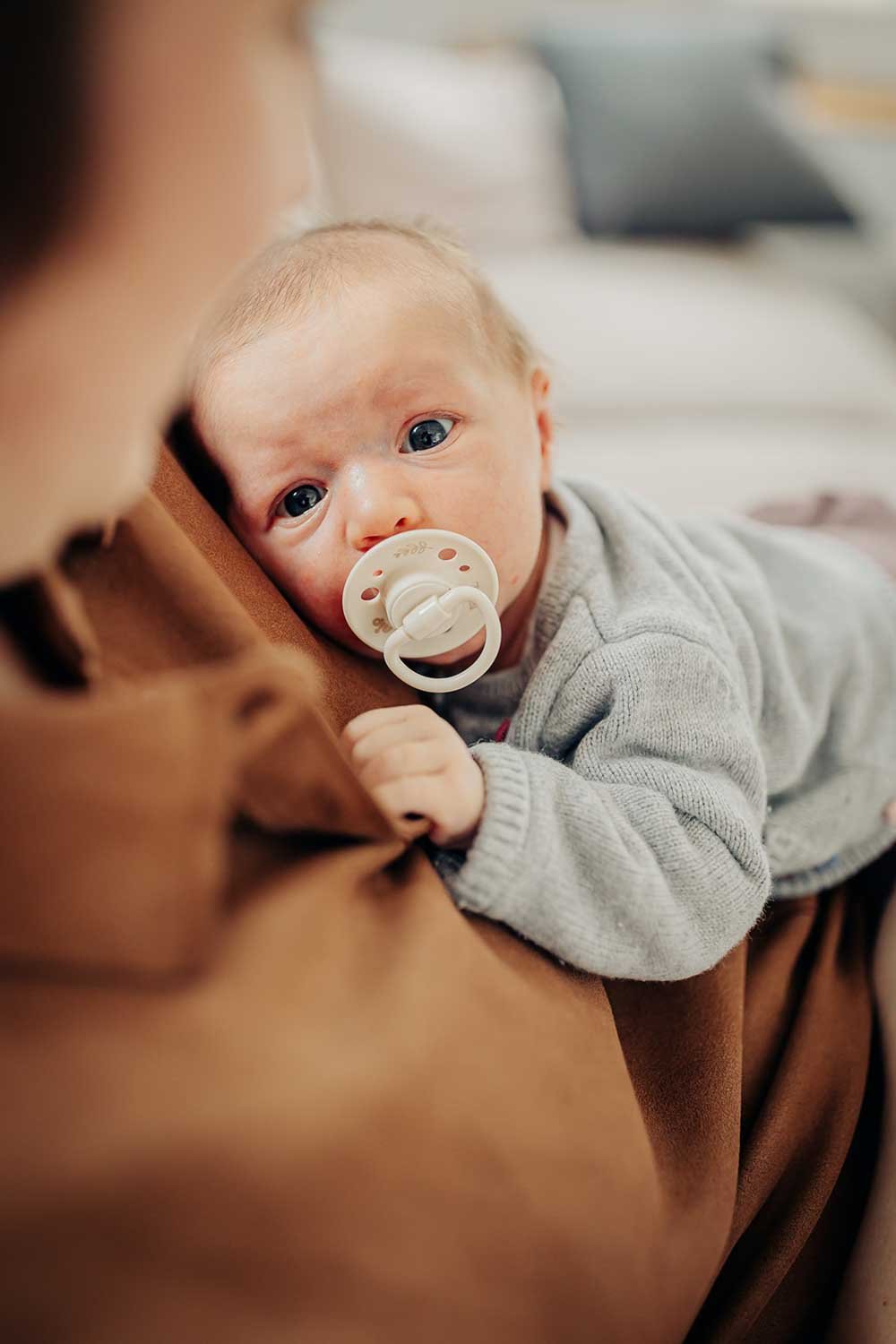 newborn-baby-fotograf-meppen-zu-hause-homestory_012.jpeg