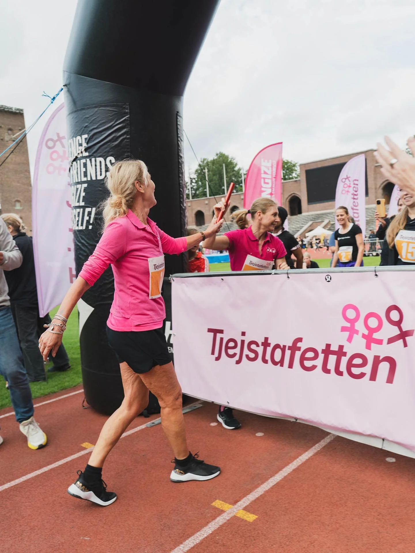 Stort tack till alla deltagare, medverkande och partners som gjorde premi&auml;ren av Tjejstafetten p&aring; Stockholms Stadion till en folkfest full av r&ouml;relsegl&auml;dje och systerskap 💕🌟

Tillsammans sprang vi n&auml;stan 1500 km p&aring; 2