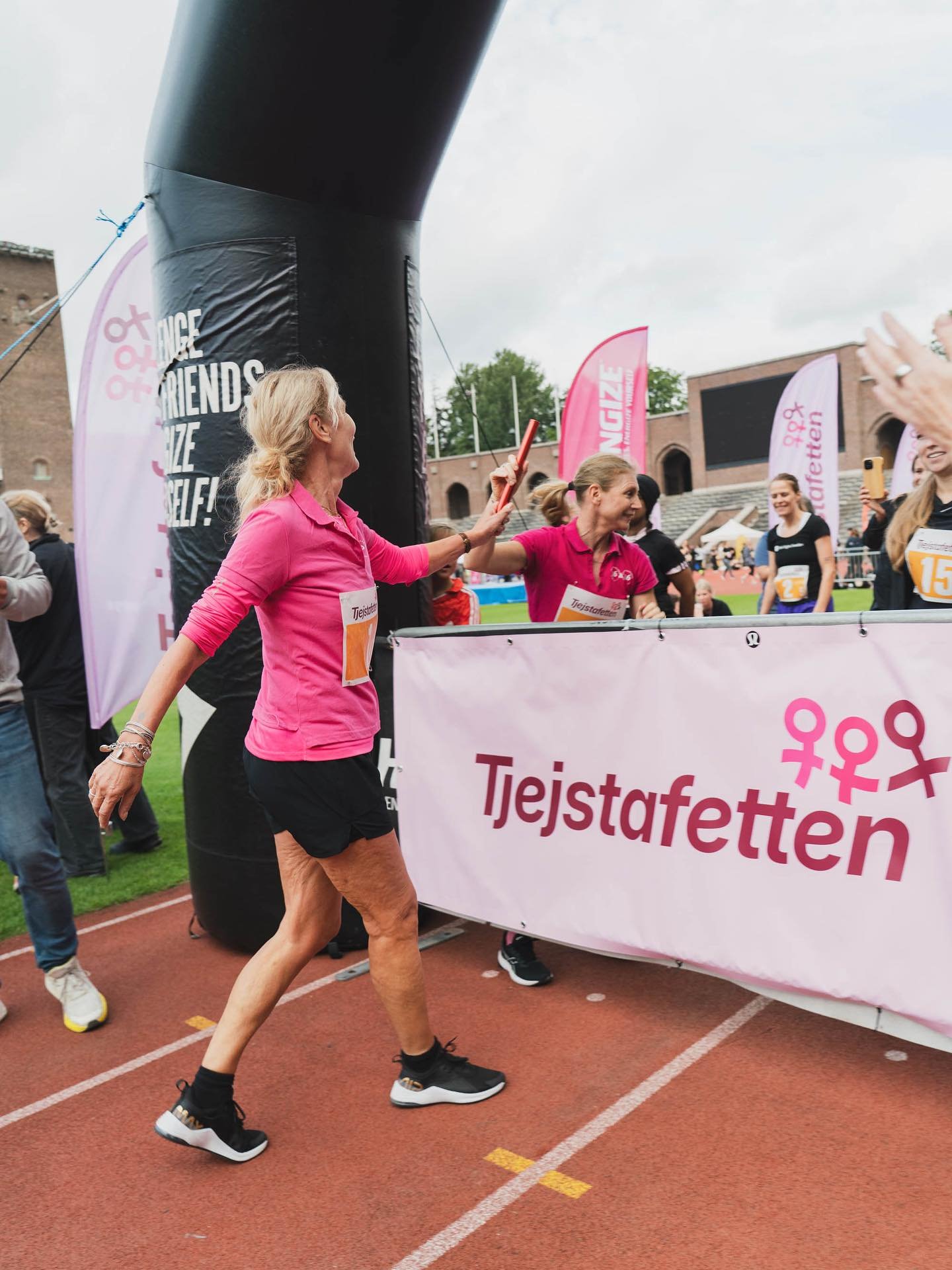 Stort tack till alla deltagare, medverkande och partners som gjorde premi&auml;ren av Tjejstafetten p&aring; Stockholms Stadion till en folkfest full av r&ouml;relsegl&auml;dje och systerskap 💕🌟

Tillsammans sprang vi n&auml;stan 1500 km p&aring; 2