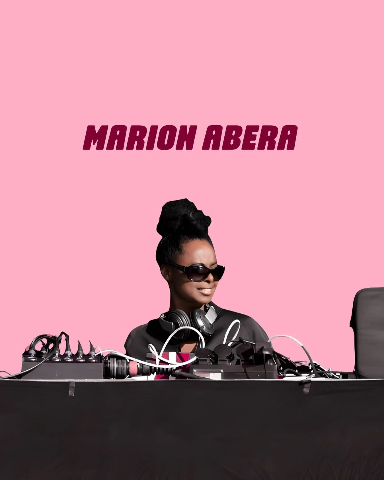 🎶 DJ Marion Abera ser till att st&auml;mningen &auml;r p&aring; topp nu p&aring; l&ouml;rdag - fr&aring;n start till m&aring;l!

Med sina energifyllda beats och h&auml;rliga musik skapar hon en orolig atmosf&auml;r som smittar av sig p&aring; b&arin