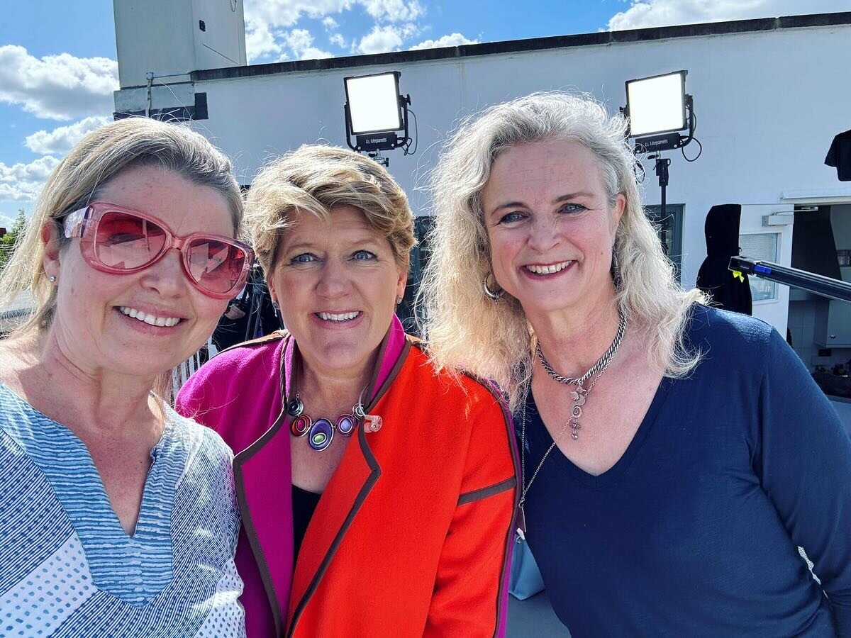 What a treat to be interviewed with @bonnie_garmus_author by @clarebalding on @theboatraces day in glorious sunshine. We spoke about rowing in the Arts. @lebbyeyres represented the burgeoning Eyres/McChesney/Guetin rowing clan in the OUBC Veterans ra