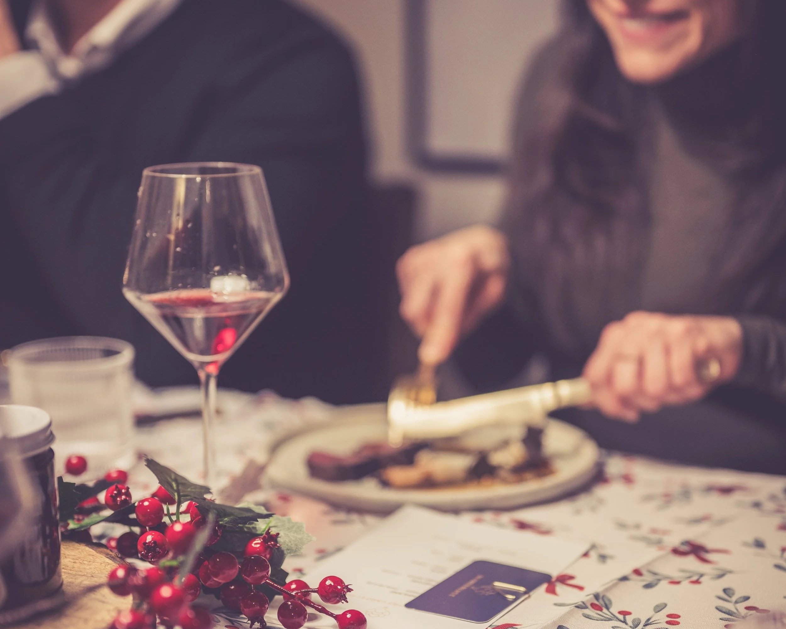 Un client dégustant un plat lors d’un événement de Noël Wanderlust.