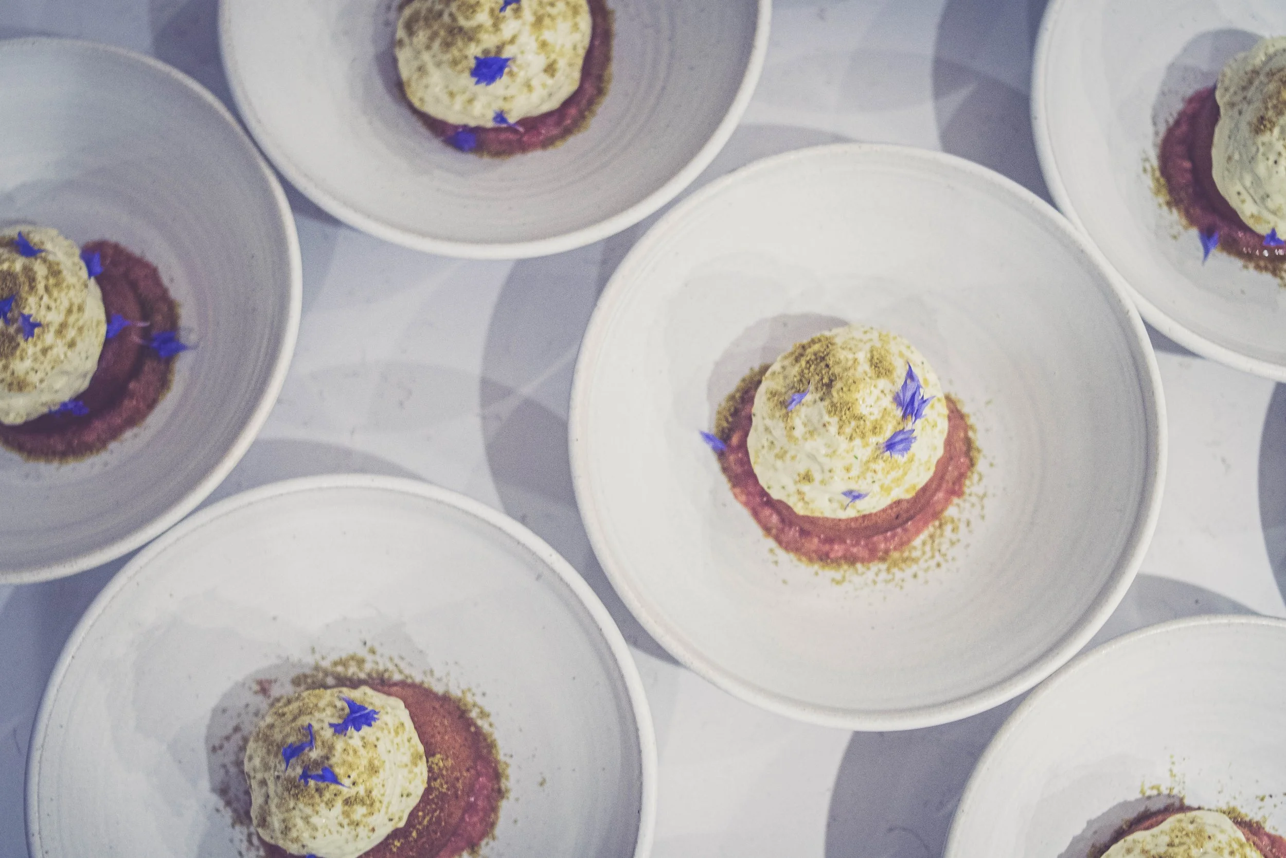 Dessert savarin préparé pour une fête d’anniversaire.