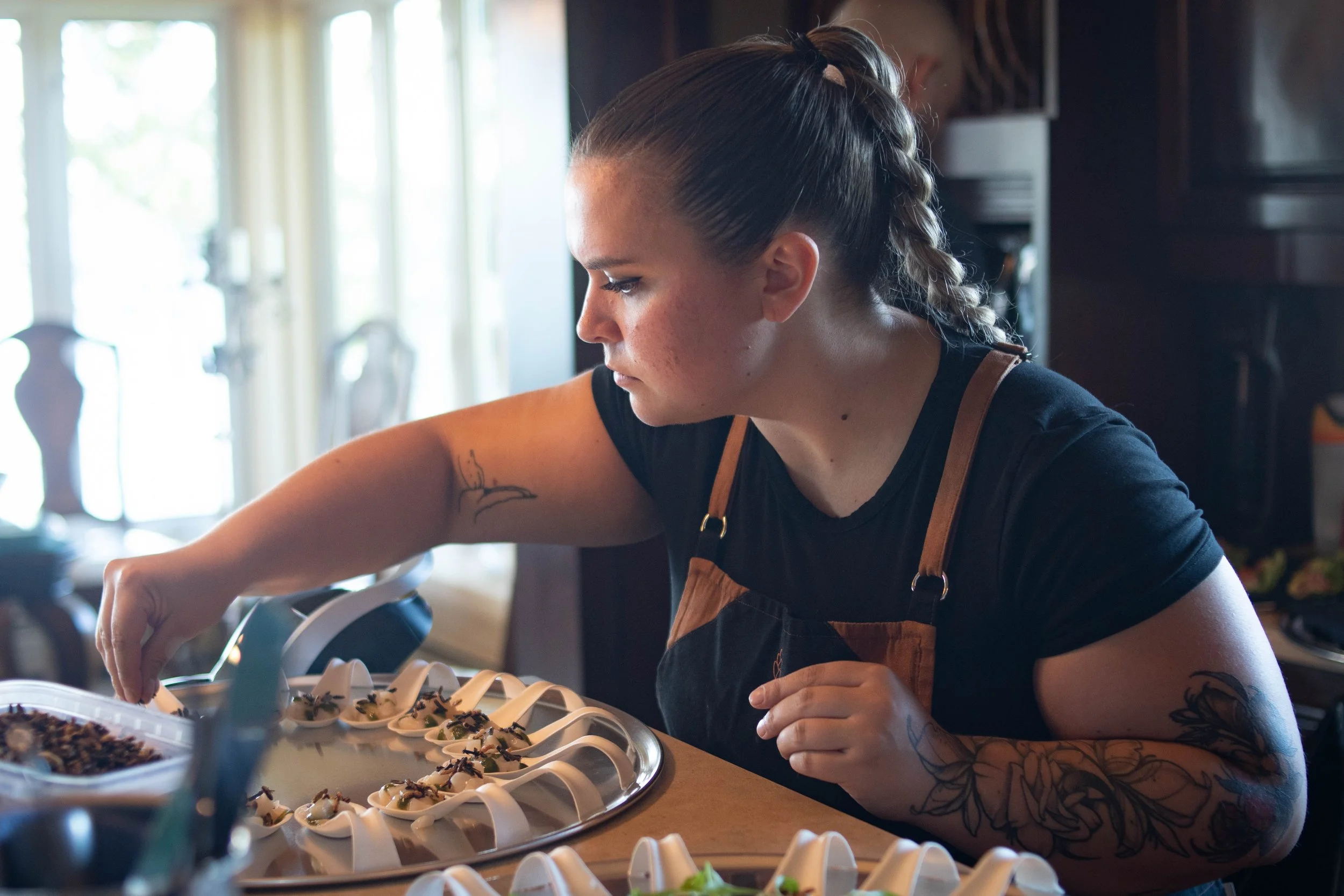 Les chefs Shany et Collin dressant des canapés pour un mariage.