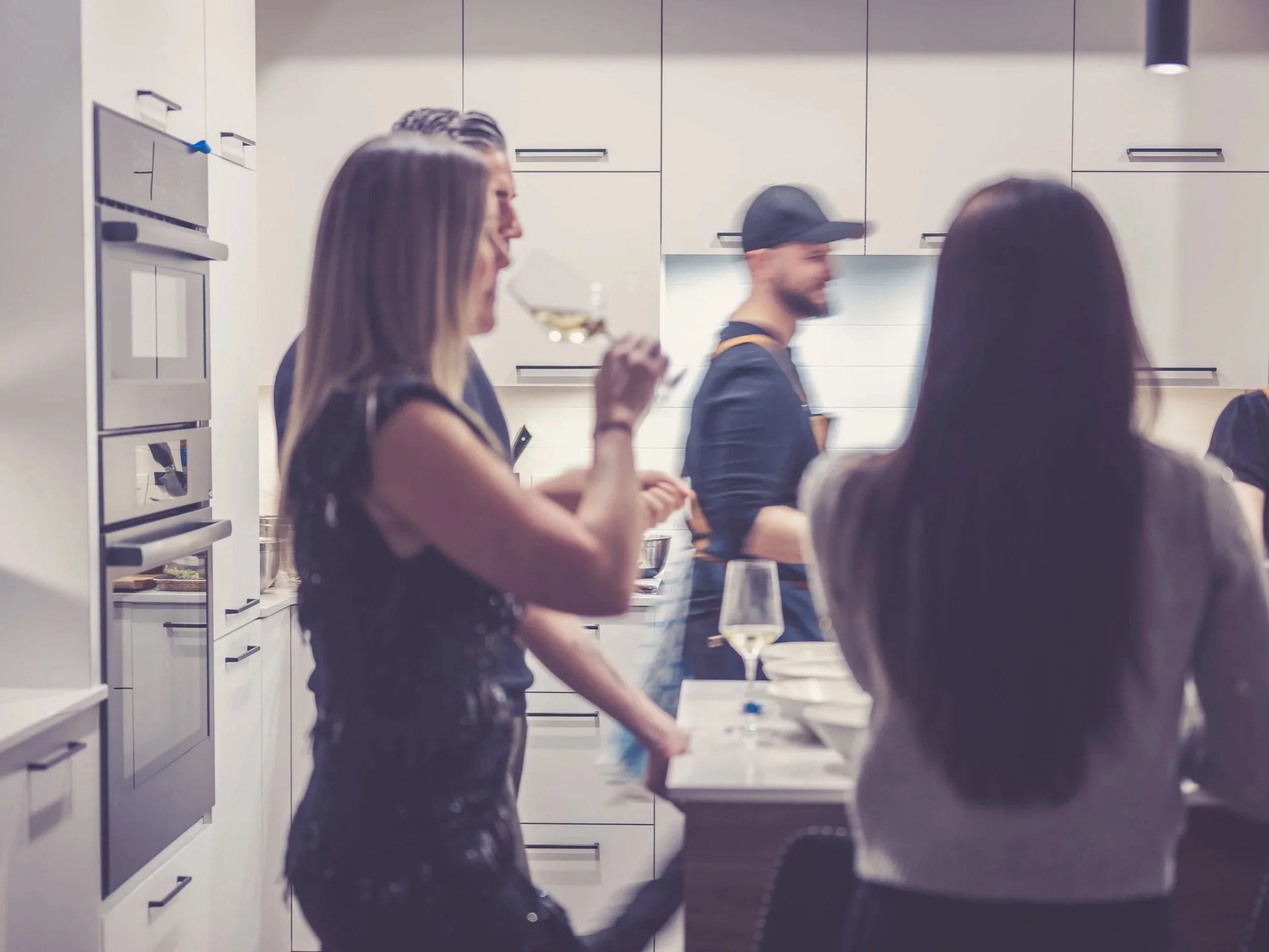 Invités et chef privé dans une cuisine lors d’un événement corporatif